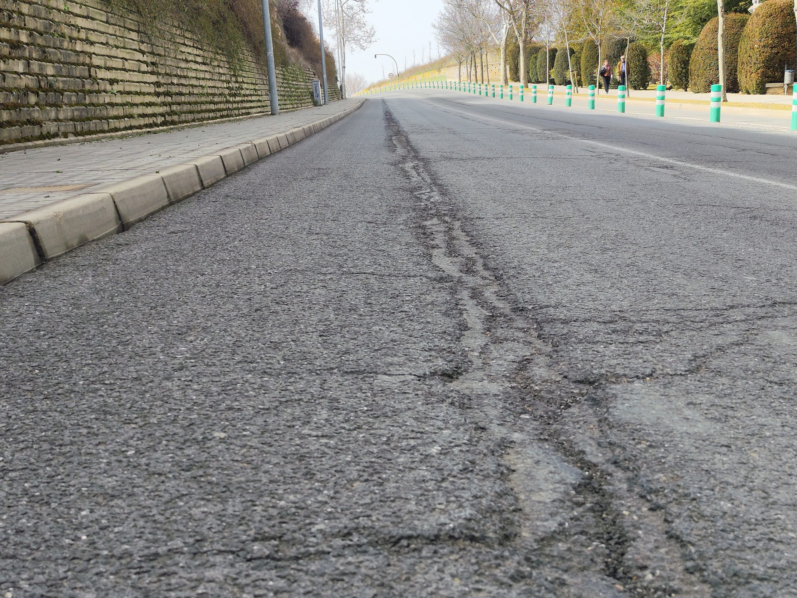 Estado que presenta la calle en algunos de sus tramos.