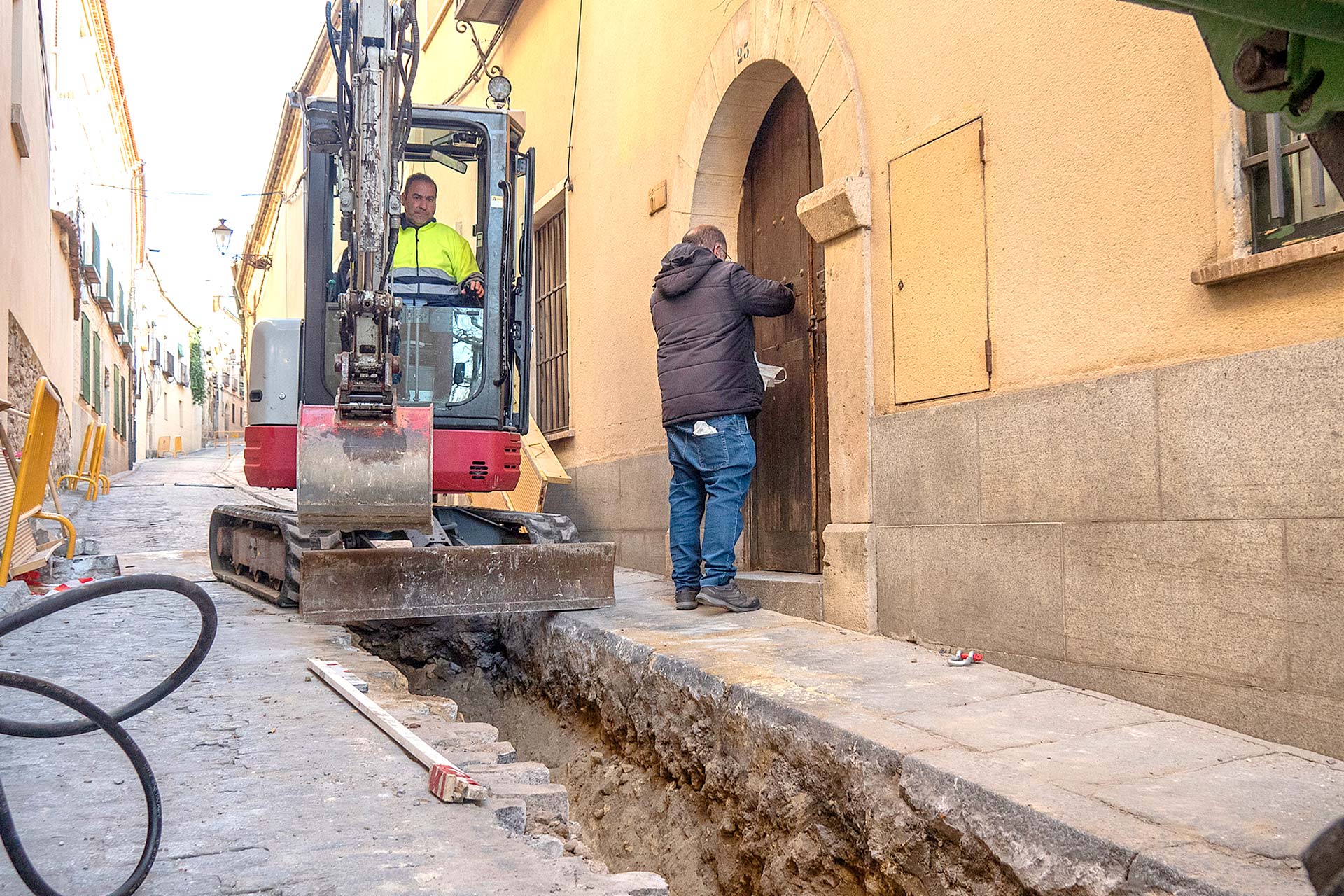 Imagen que presentaba ayer la calle Daoiz, que representa uno de los principales eje comerciales para el sector turístico en la ciudad y donde se han colocado carteles que impiden el paso de vehículos.