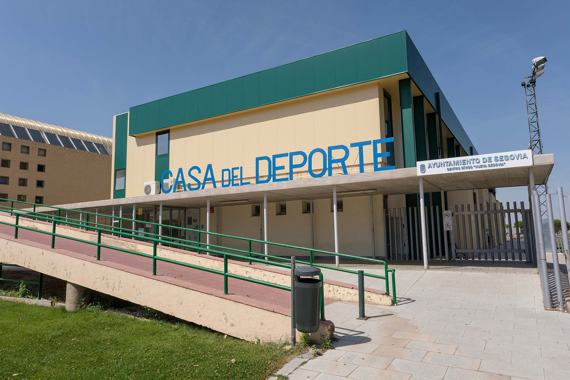 Fachada de la Casa del Deporte, que inició su actividad en 2021./ KAMARERO