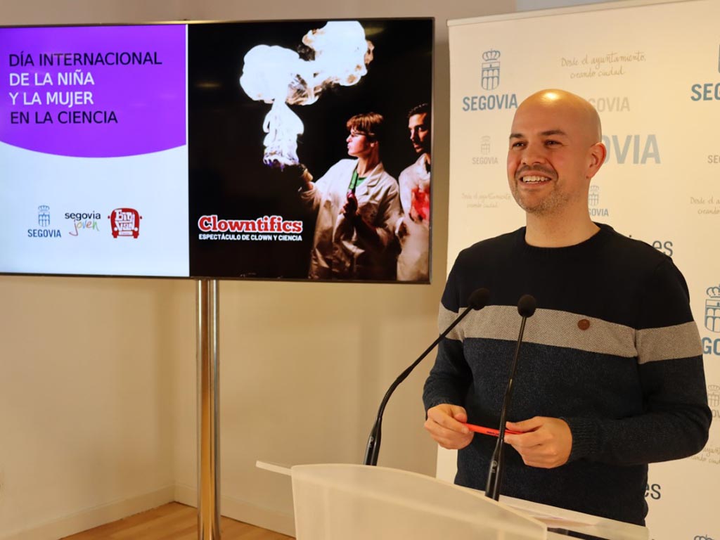 El concejal de Juventud, Ángel Galindo, presenta los actos. / EL ADELANTADO