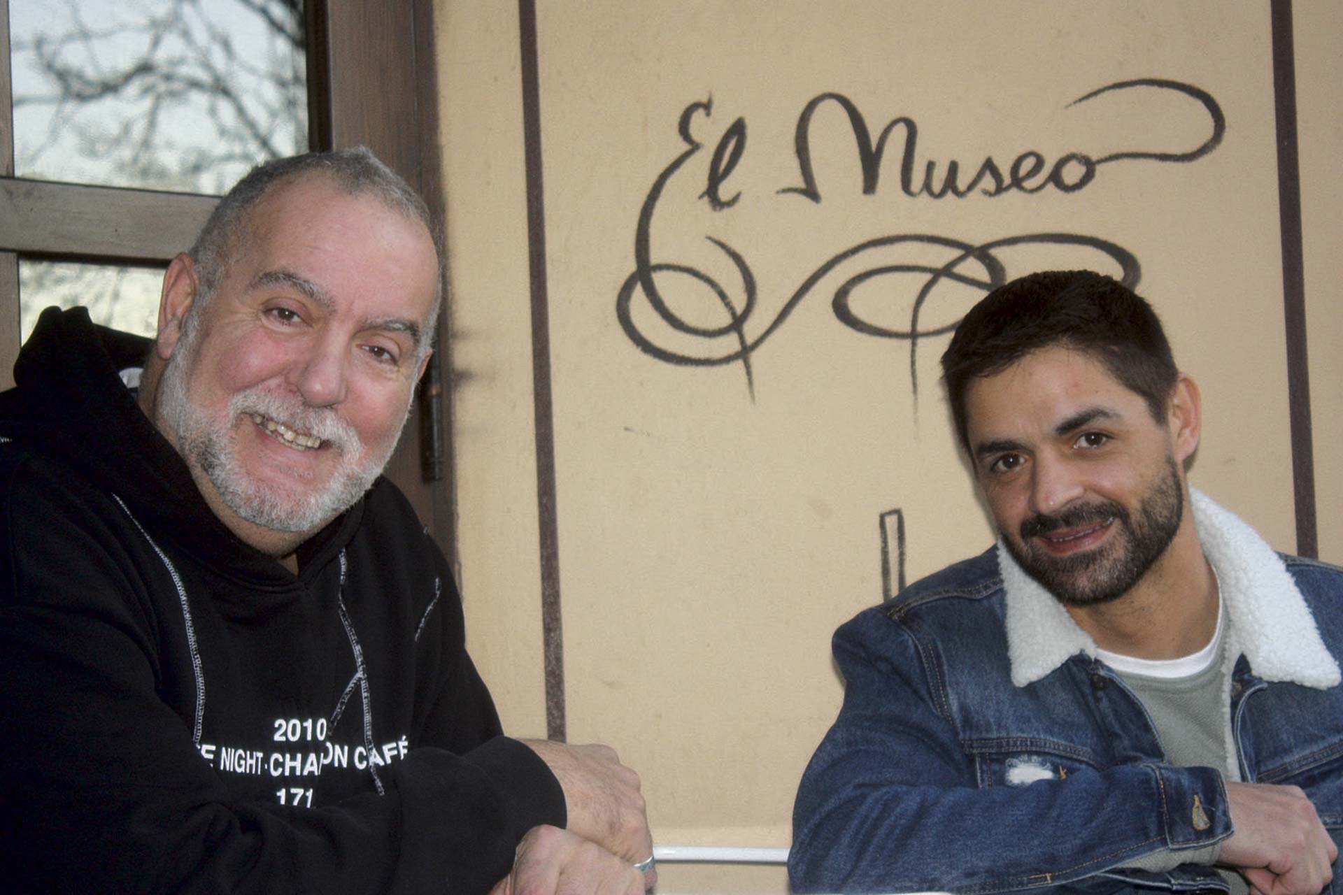 Ángel (a la izquierda) y Roberto (a la derecha) a la entrada del local, que abrió sus puertas hace 18 años./ALICIA GONZÁLEZ