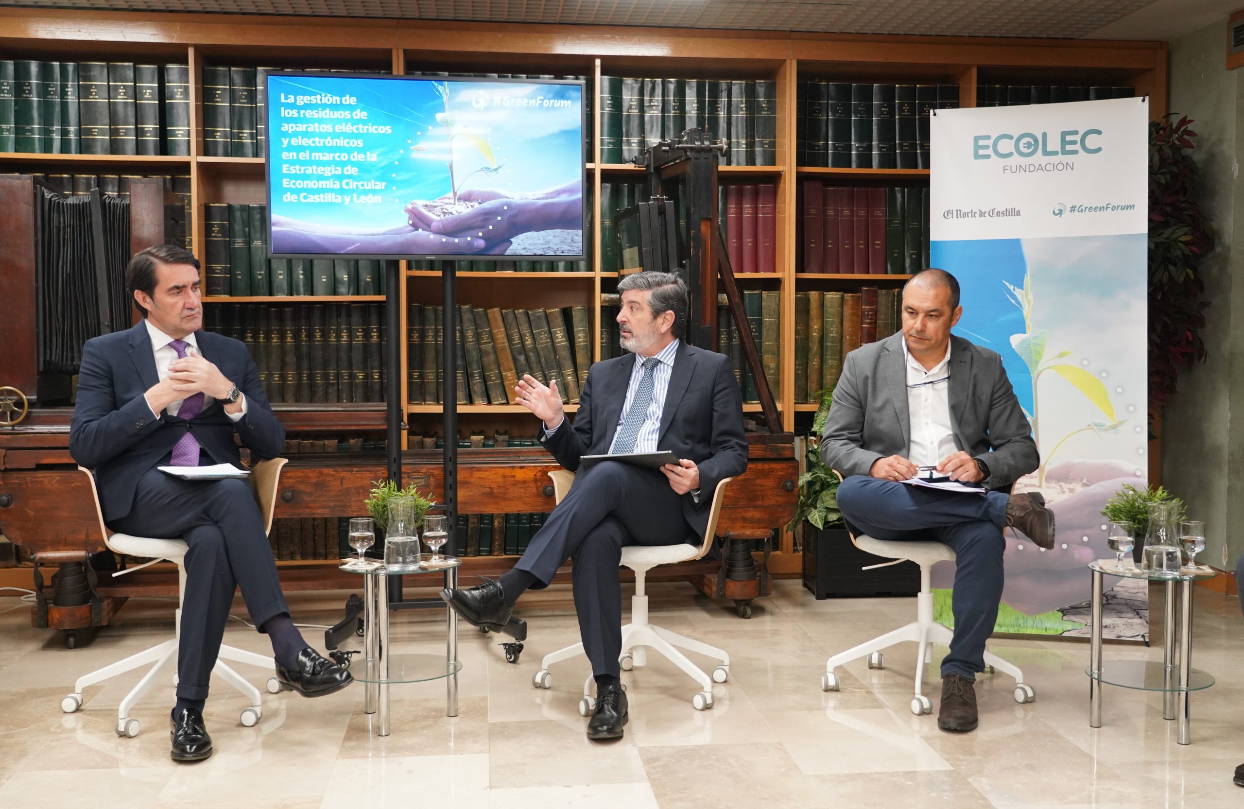 El Consejero de Medio Ambiente interviene en la jornada ECOLEC sobre reciclaje.