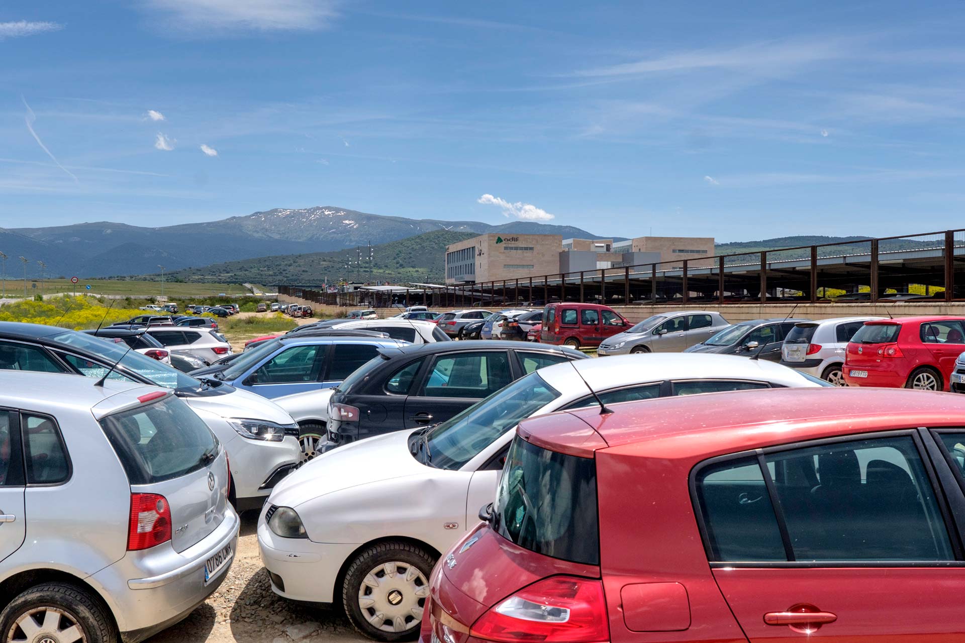 Varios vehículos, estacionados en las inmediaciones del aparcamiento del AVE.