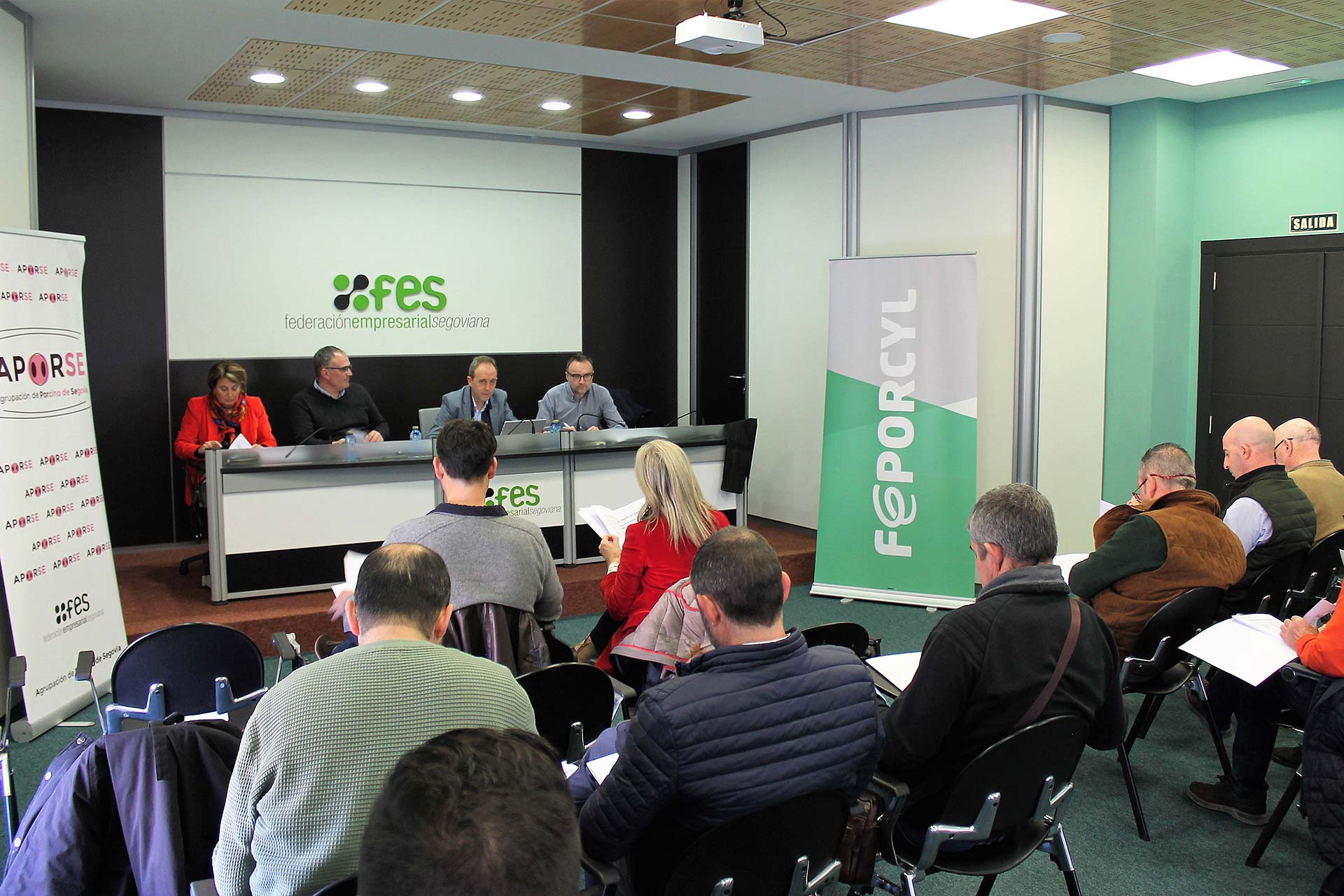Un momento de la asamblea anual que celebró ayer Feporcyl en la sede de la FES, y donde se integró la agrupación de Segovia, Aporse, organización que preside Raquel Conde.