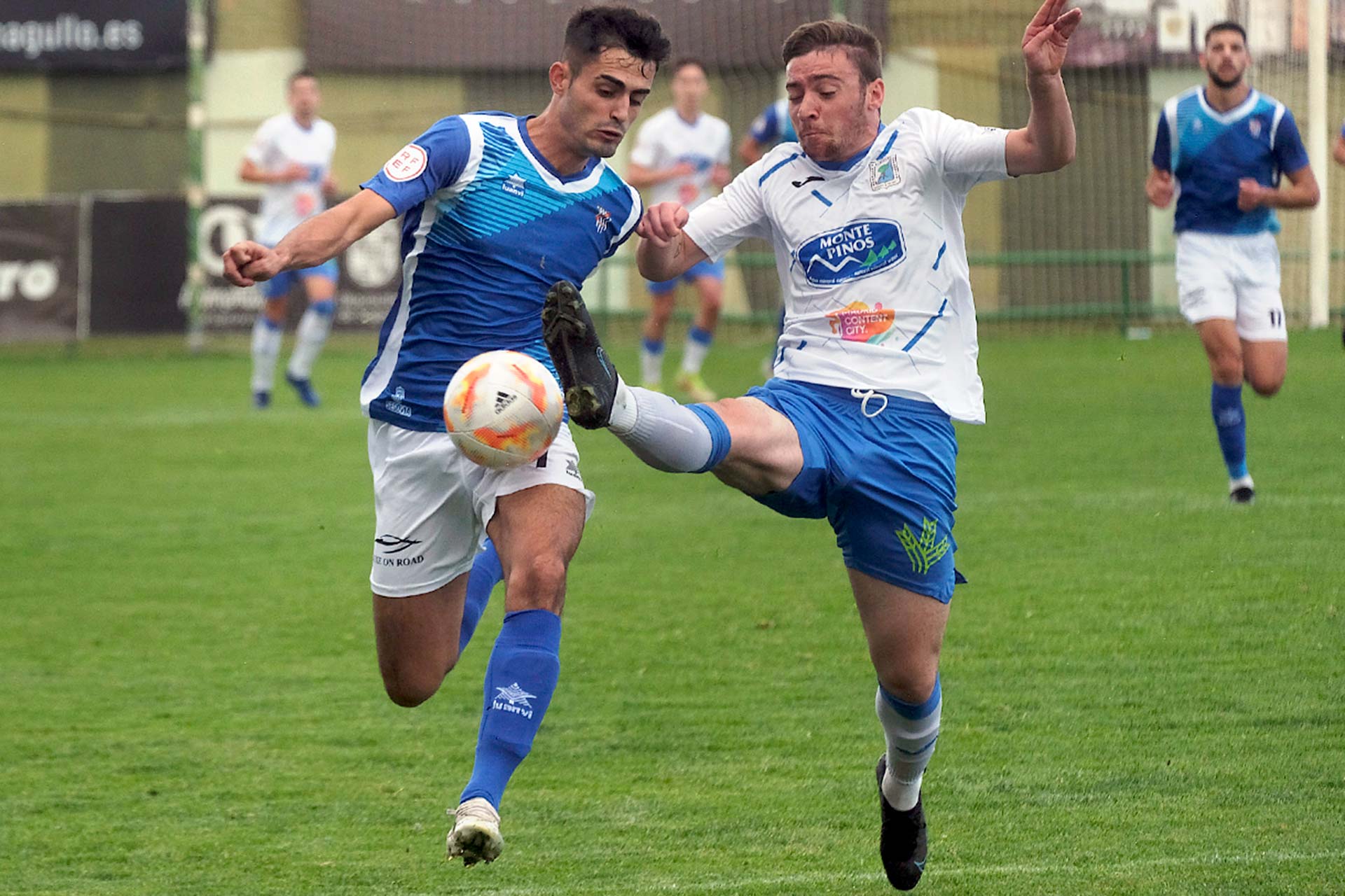 Alcubilla intenta adelantarse a la acción a un jugador del Almazán en la imagen de archivo./ KAMARERO