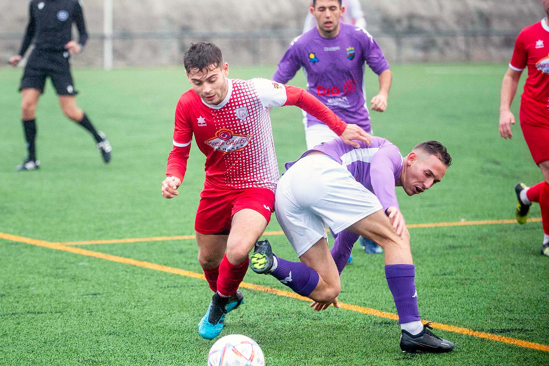 Imagen del encuentro disputado en el campo de La Mina por el Monteresma y el CD Carbonero./ KAMARERO