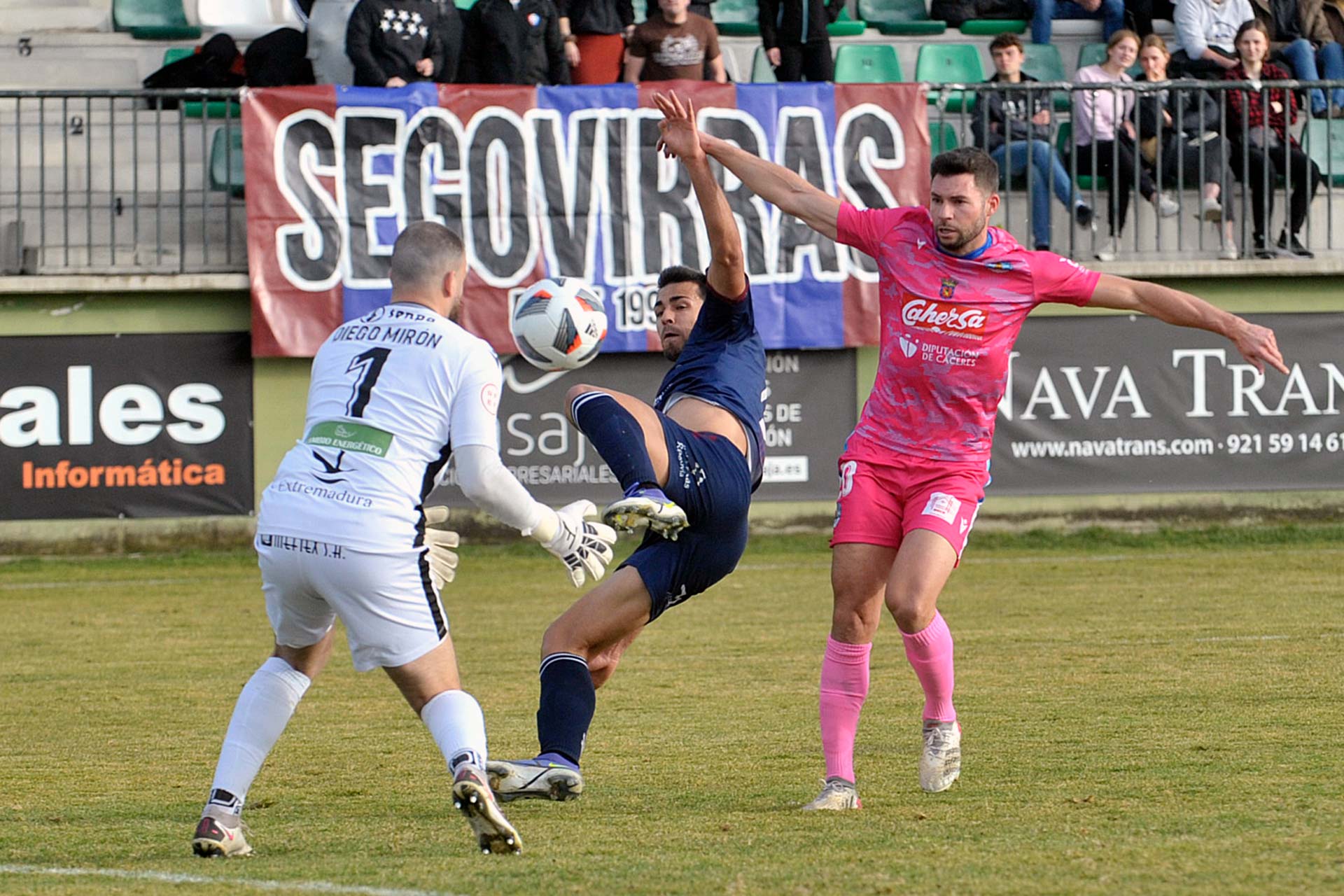 Gómez llega a desviar lo justo un balón en profundidad ante el portero Diego, que salva con la cara el que podía haber sido el 1-0./ KAMARERO