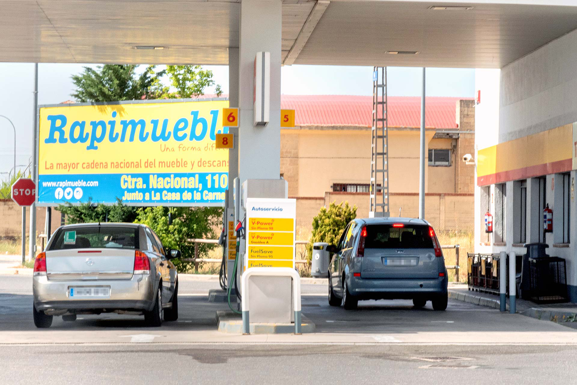 Coches repostando en una estación de servicio en Segovia./ ROCÍO PARDOS