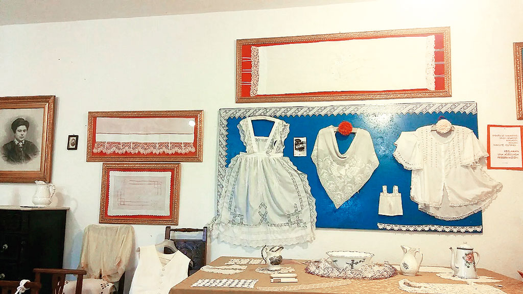 Ropa de bebé para ocasiones como el bautizo. / ESTEBAN CALVO MIGUELÁÑEZ