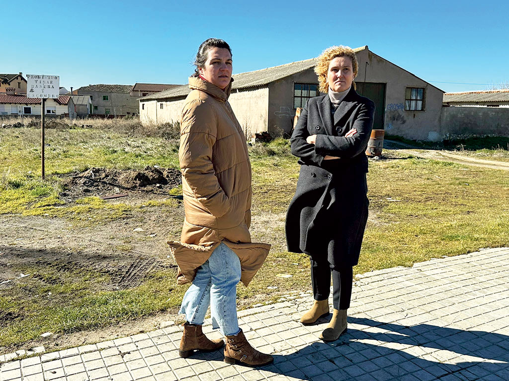 Alba Barrio, alcaldesa de Grajera, junto a la subdelegada del Gobierno en Segovia, Lirio Martín.