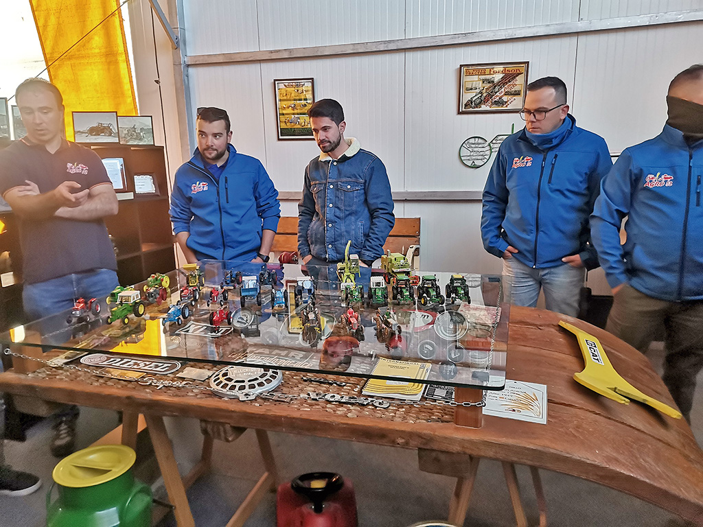 Los aficionados, con algunas de sus creaciones, expuestas en el Museo del Tractor de Segovia.