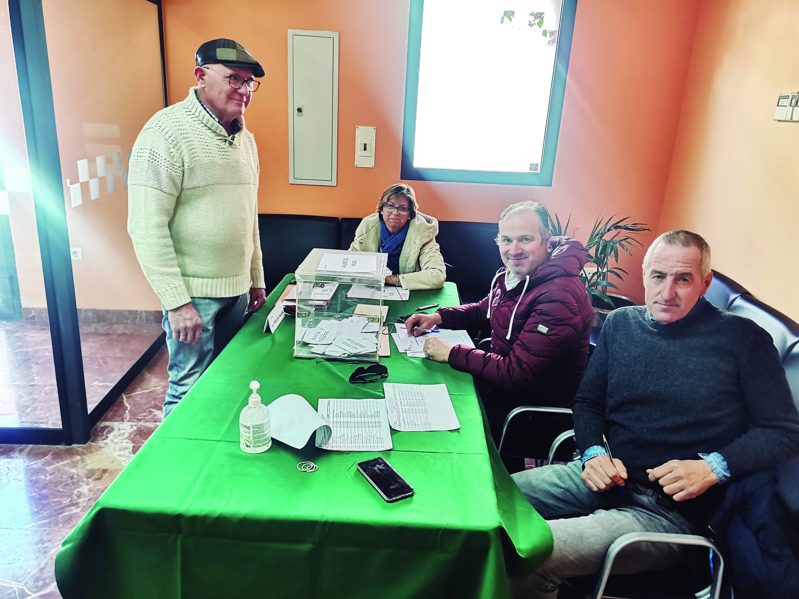 Mesa electoral situada en la biblioteca de Valverde del Majano para acoger las votaciones para las elecciones agrarias.