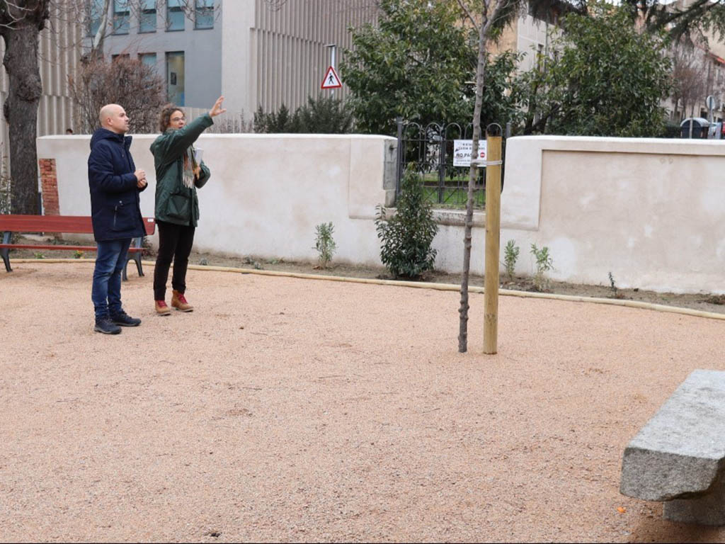 El concejal de Medio Ambiente, Ángel Galindo, visita las mejoras realizadas en el jardín de Coronel Rexach. / EL ADELANTADO