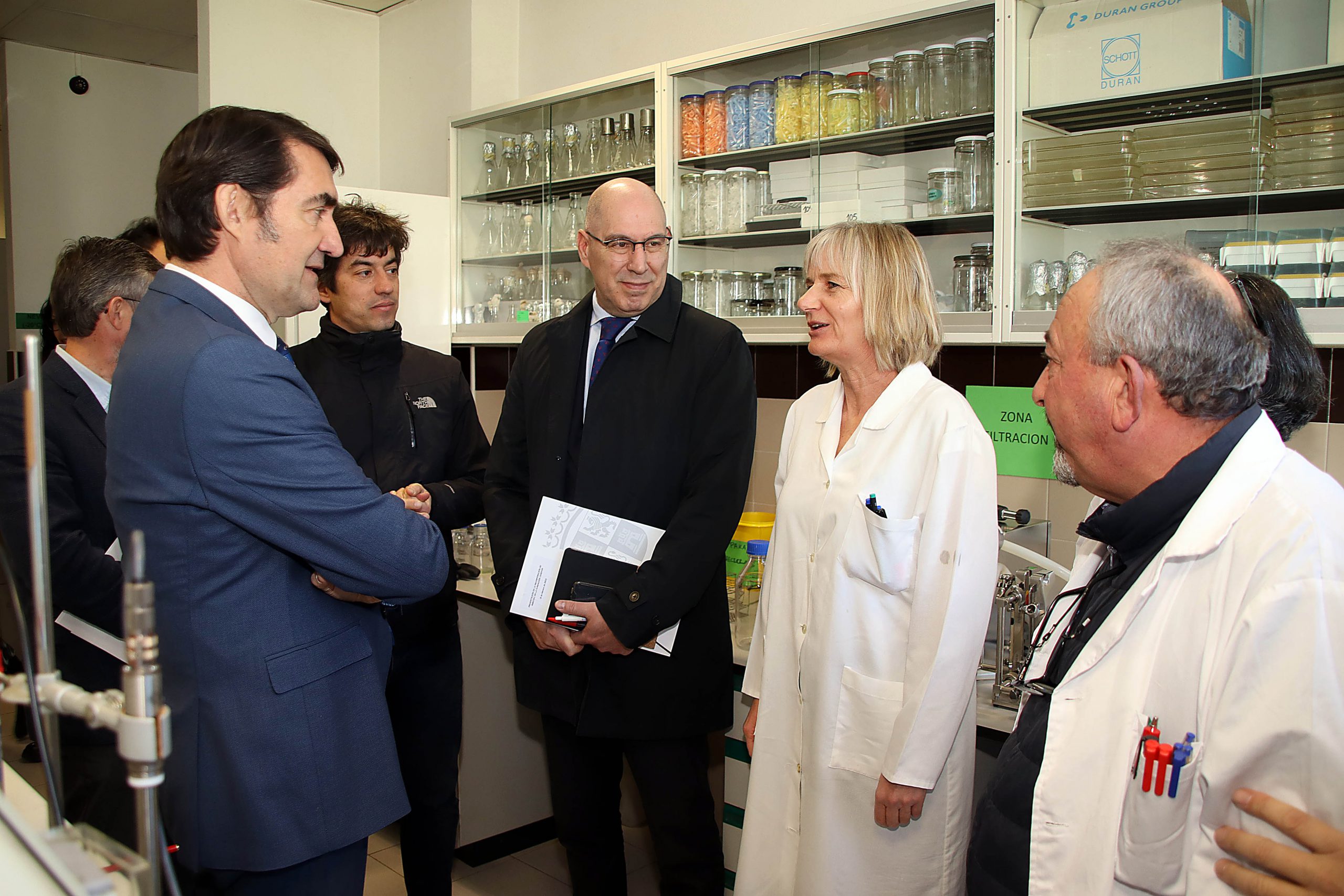 Juan Carlos Suárez-Quiñones visita las instalaciones de Inbiotec, en León.