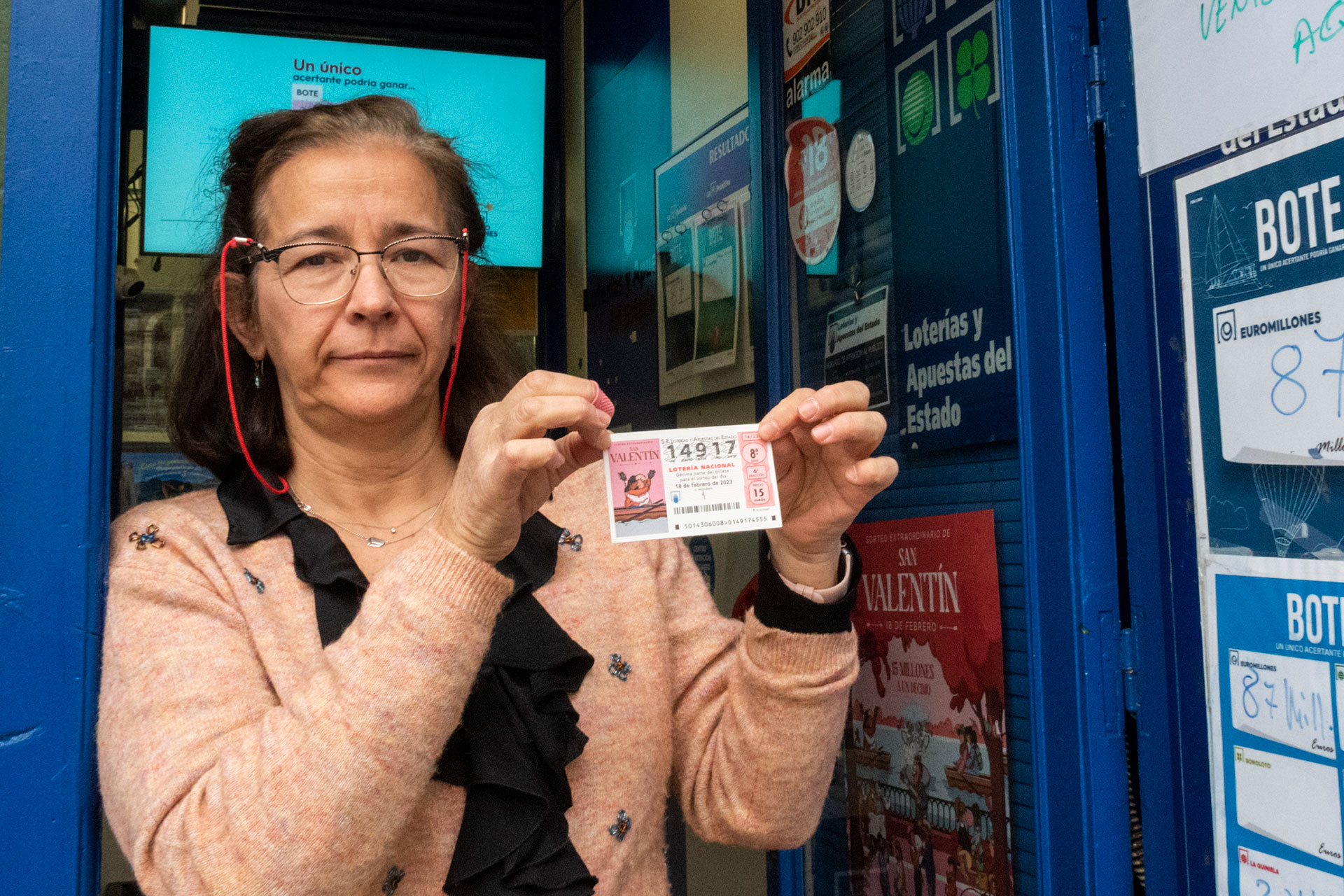 La regente de la administración número 3 muestra uno de los décimos premiados./KAMARERO
