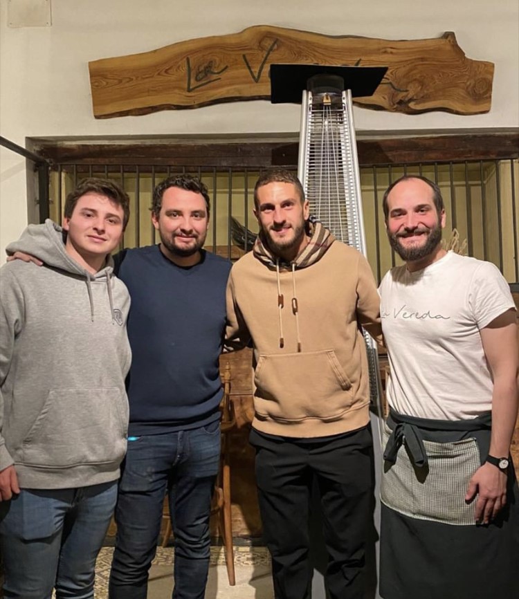 El capitán del Atlético de Madrid, Jorge Resurrección 'Koke', junto a los responsables de La Vereda.