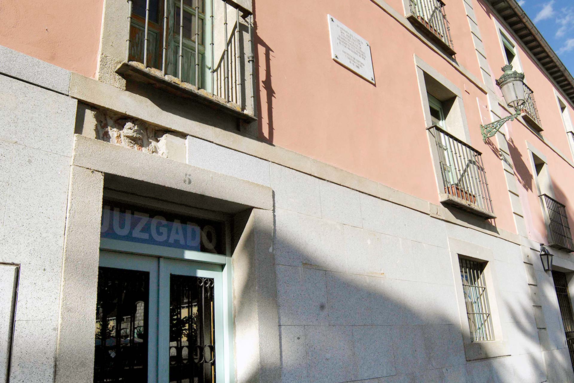 Sede del Juzgado de Paz del Real Sitio de San Ildefonso, donde también se encuentra la agrupación de secretarías de la zona. / A. B.