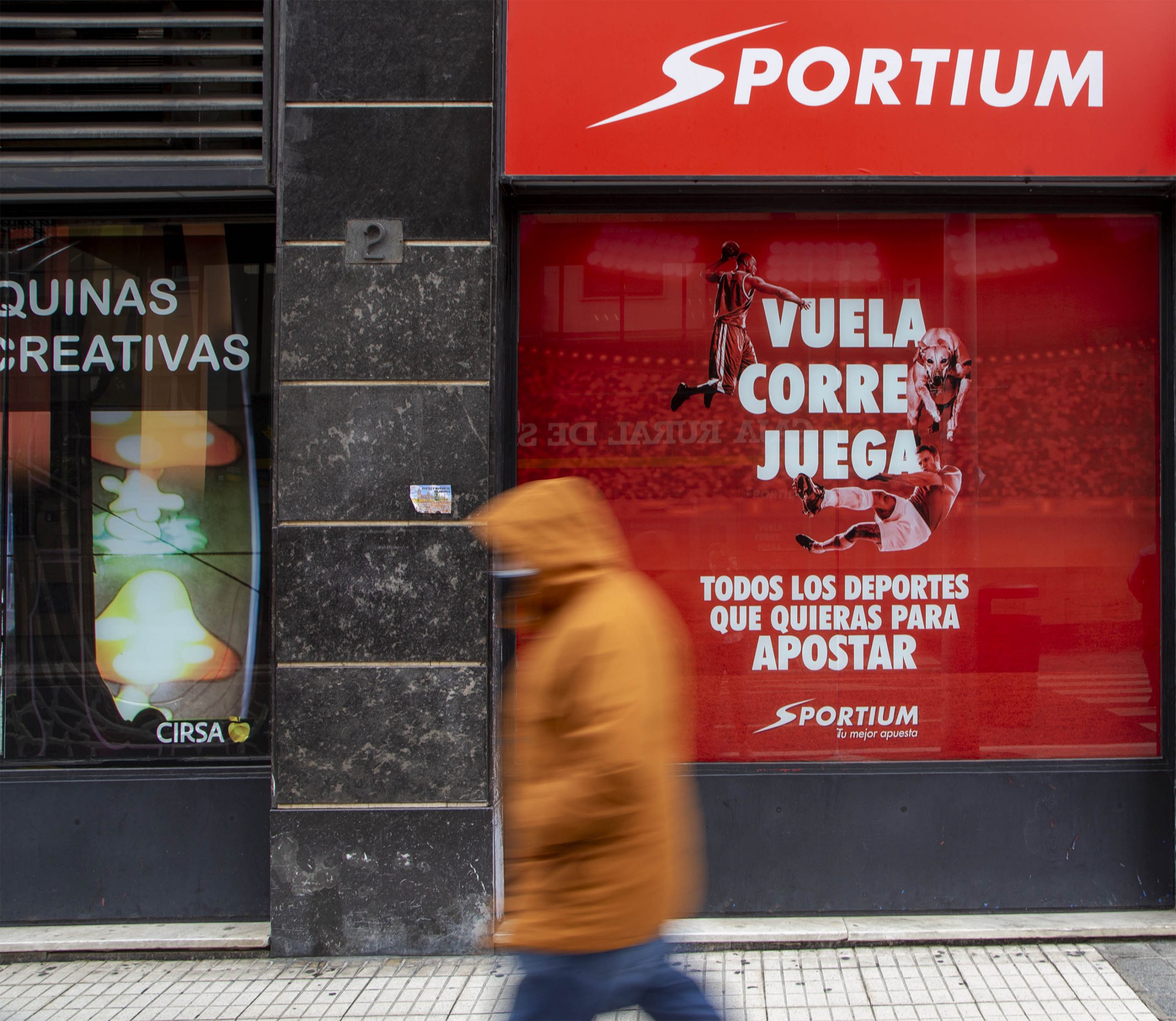 Una de las medidas propuestas es la ampliación de la distancia entre los locales de juego y centros escolares.