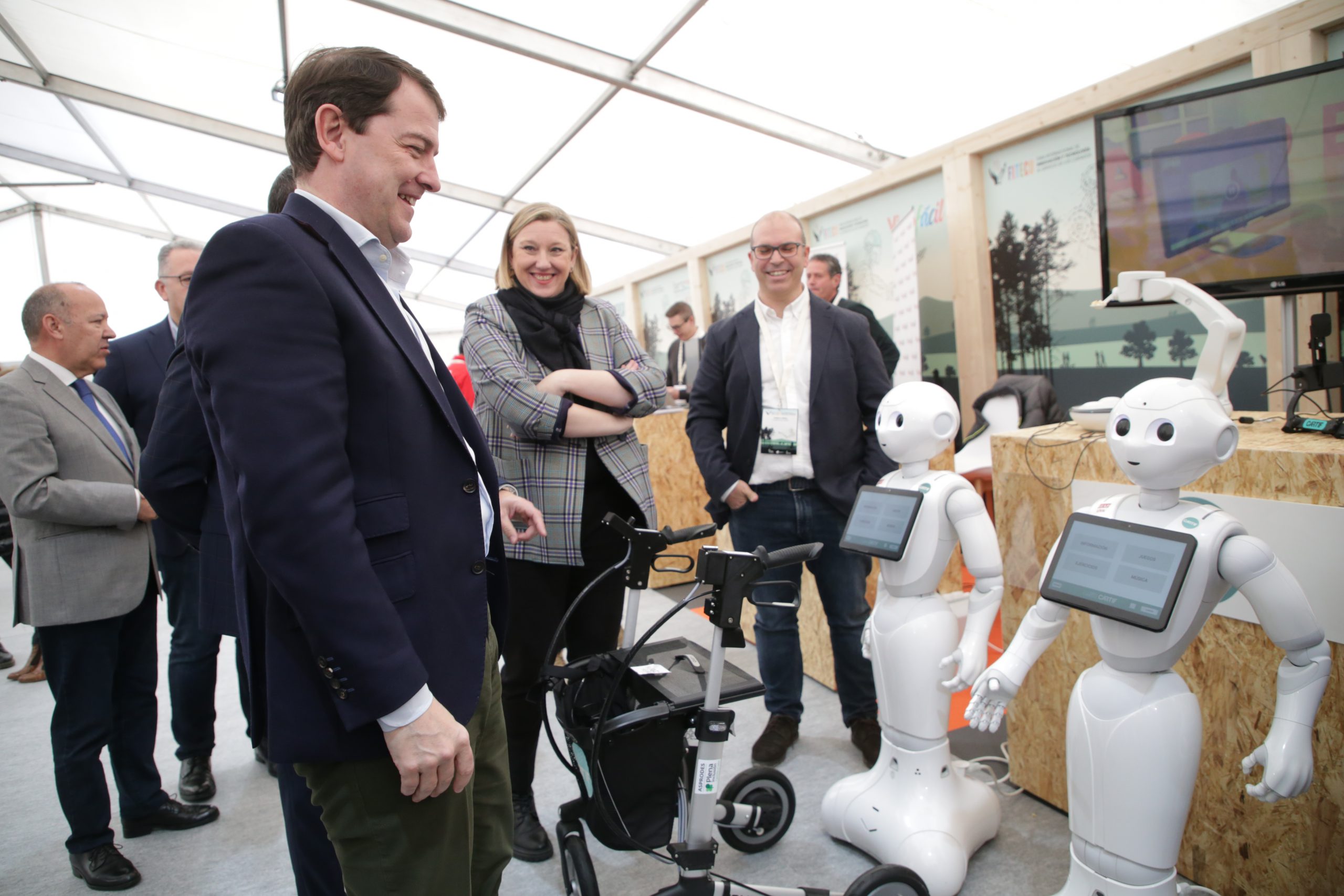 Alfonso Fernández Mañueco y la Consejera de Familia en la inauguración de FITECU en Villardeciervos, Zamora.
