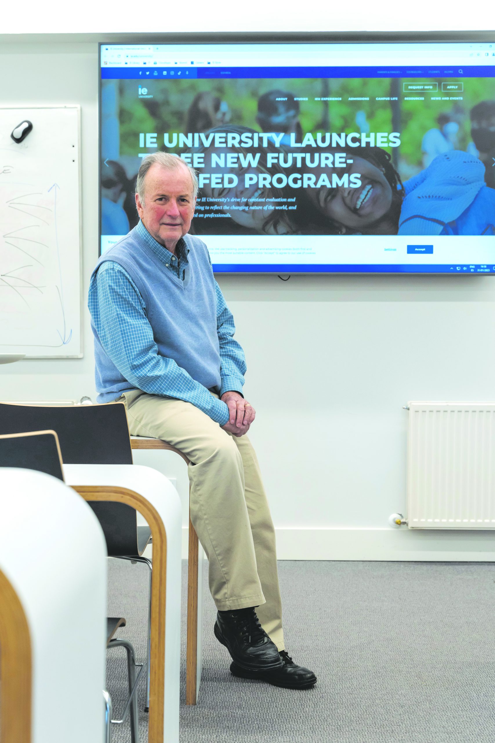 Ottón Solís, en una de las aulas donde da clase en el campus de Segovia. Roberto Arribas.