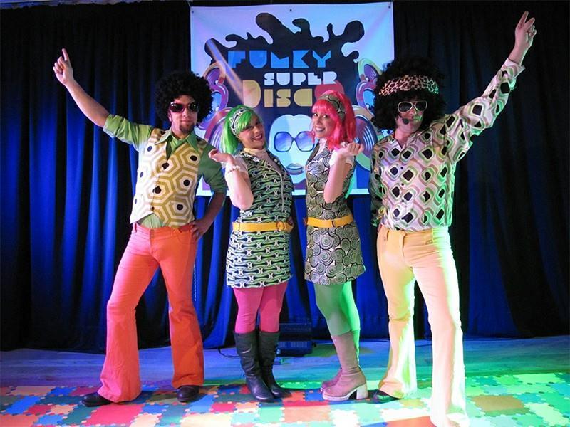 El grupo Kamaru Teatro representa este viernes Funky Super Disco en Palazuelos de Eresma.