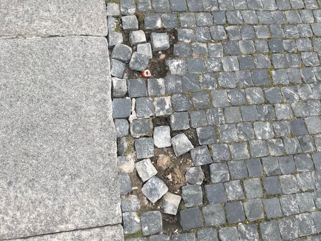 Estado del adoquinado, por la plaza de Artillería.