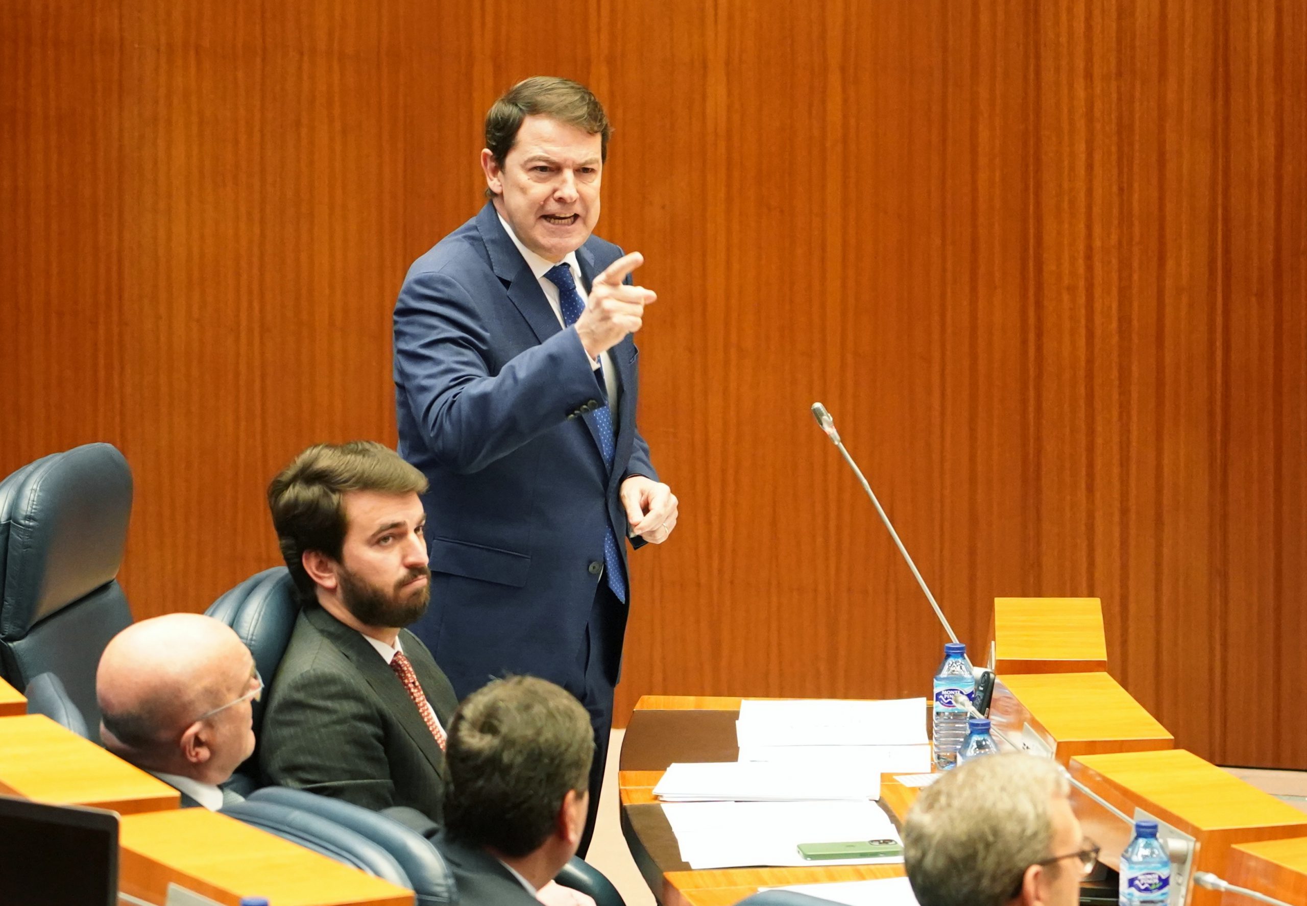 Alfonso Fernández Mañueco responde ante los ataques lanzados por la oposición.