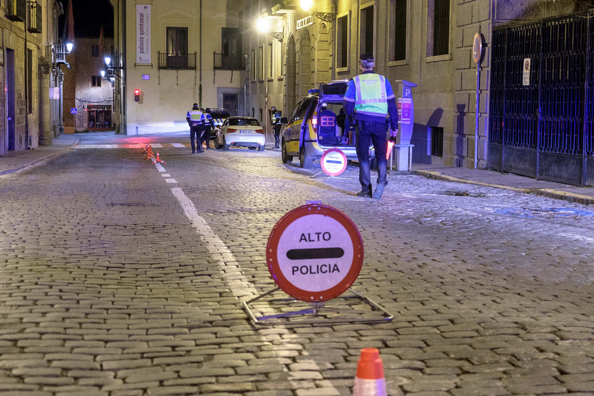 La Policía Local se plantea no cubrir servicios extraordinarios si el Ayuntamiento no paga a tiempo las gratificaciones 1 Los servicios extraordinarios fuera del horario normal tienen una gratificación estipulada entre los 20 y los 40 euros la hora. Kamarero.