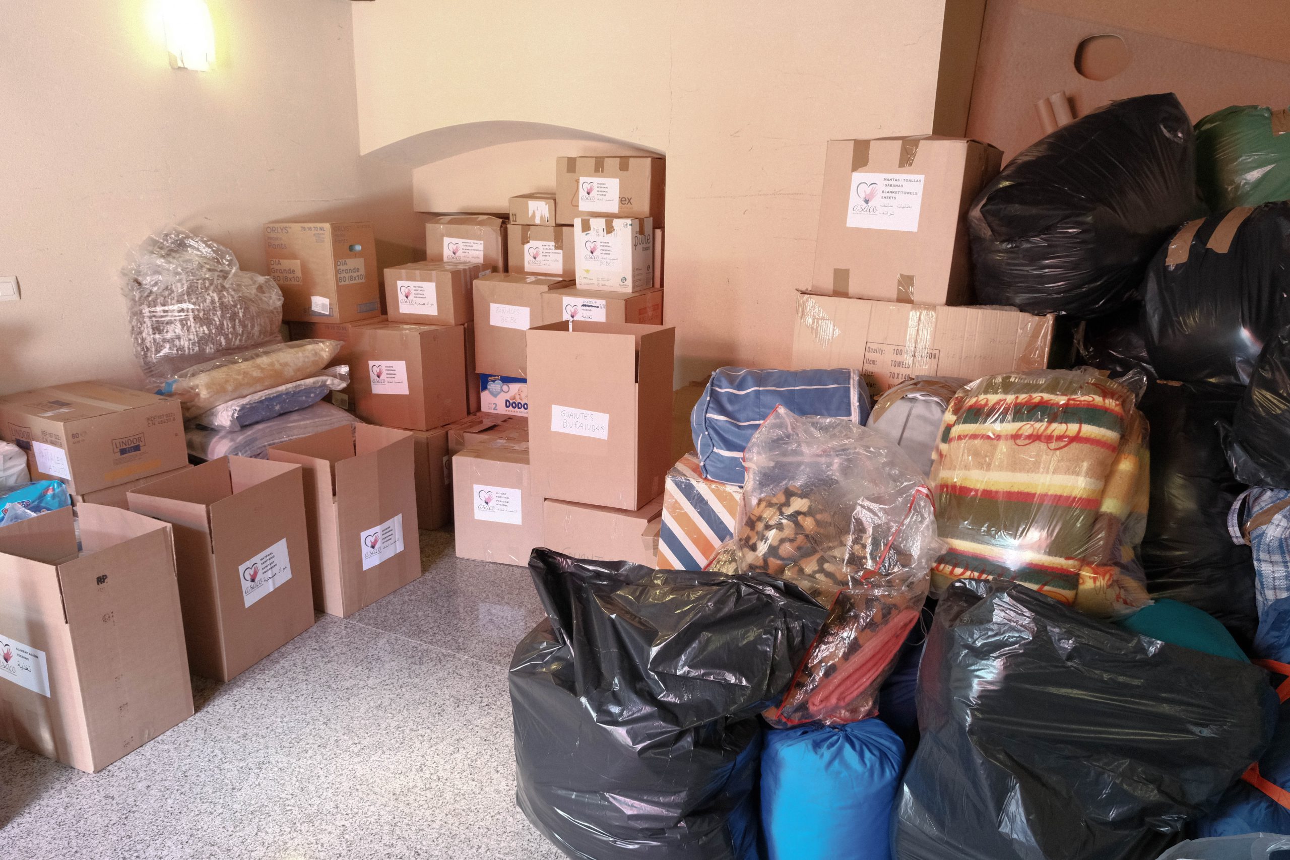 Cajas y bolsas con alimentos no perecederos, mantas, sacos de dormir y tiendas de campaña, etc. / Francisco Sánchez