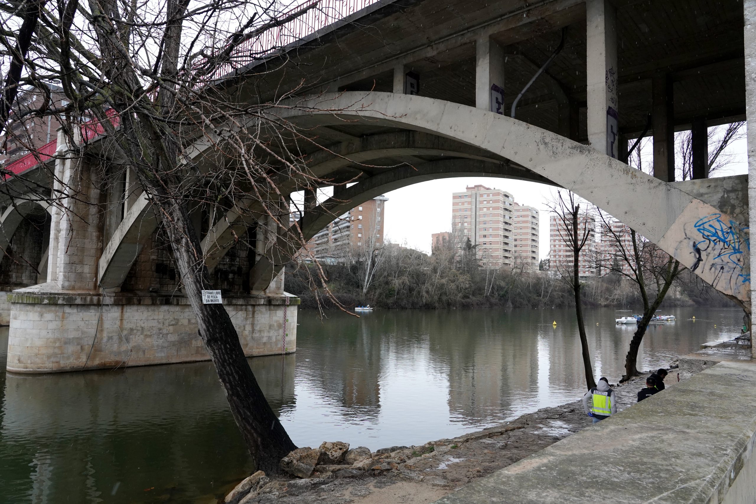 Rescatan un cadáver flotando en el río Pisuerga a la altura del puente de Poniente.