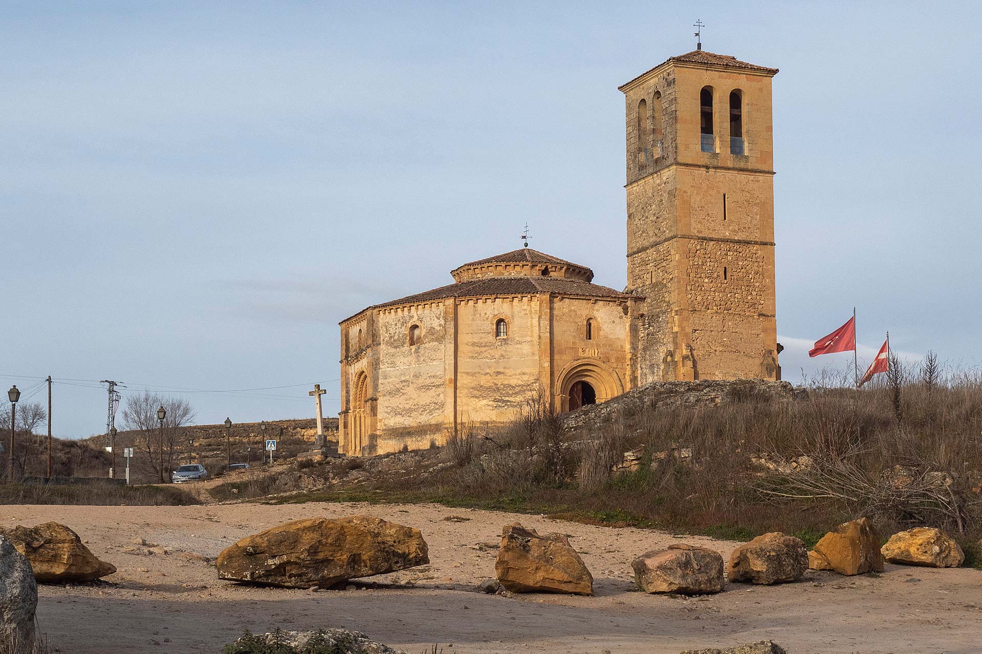 Imagen de las piedras que impiden aparcar en la zona de San Marcos.