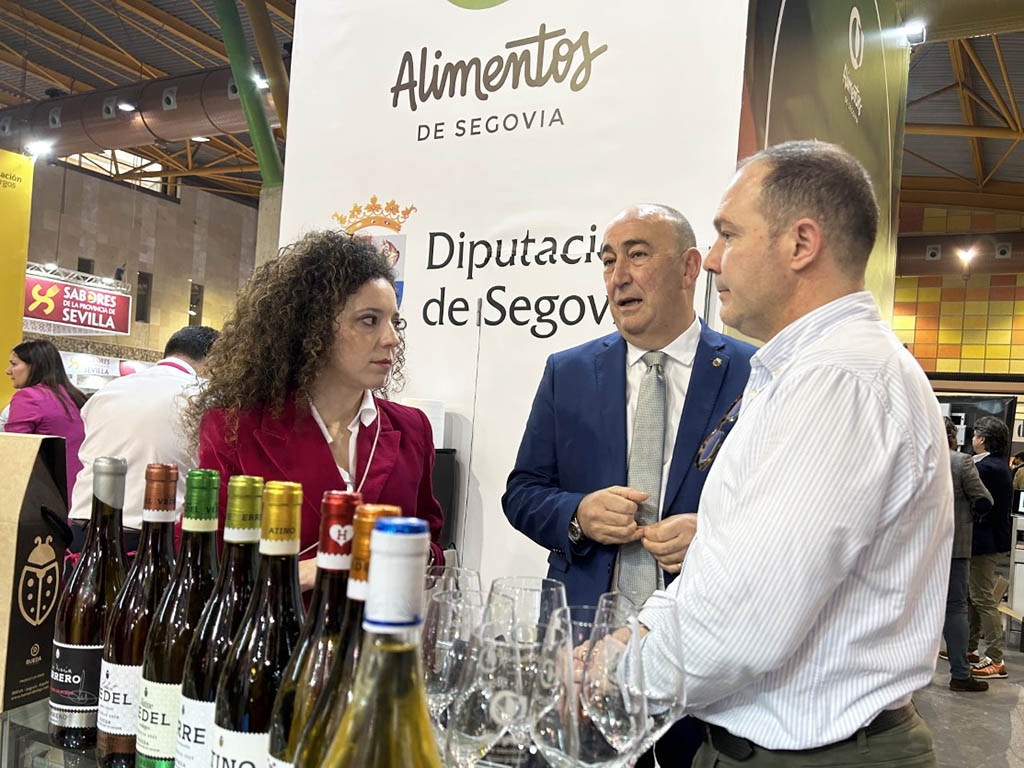 Otero y De Vicente visitan un expositor de productos segovianos en el Salón de Innovación en Hostelería de Málaga. / EL ADELANTADO