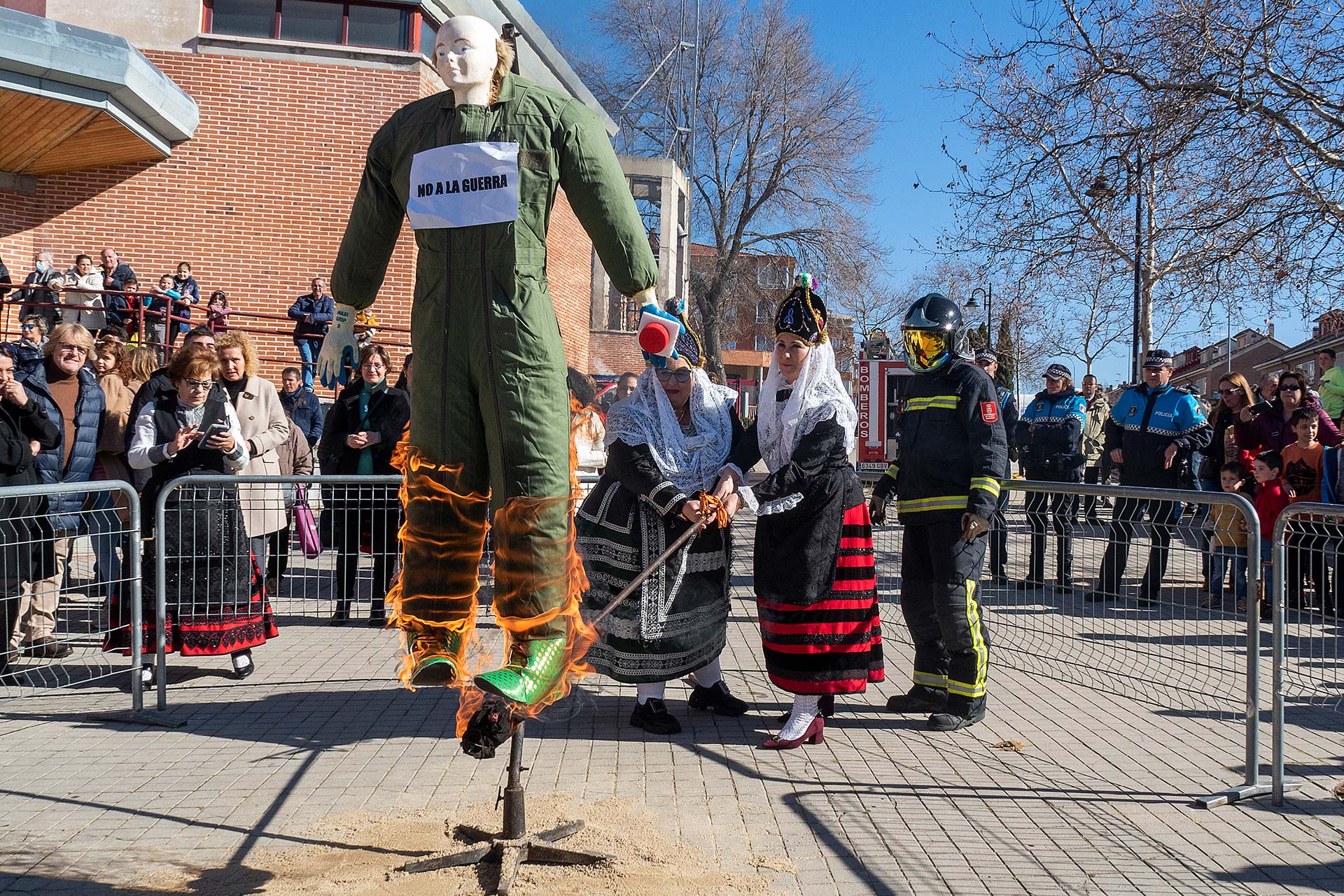 Quema del ‘pelele’ por las alcaldesas del barrio de Nueva Segovia. / E. A.