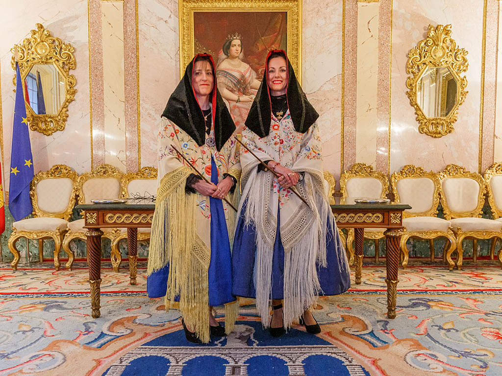 Berta Mateo y Cristina Mateo, en el acto del Ayuntamiento de Segovia con motivo de la fiesta de Santa Águeda. / NACHO VALVERDE - ICAL