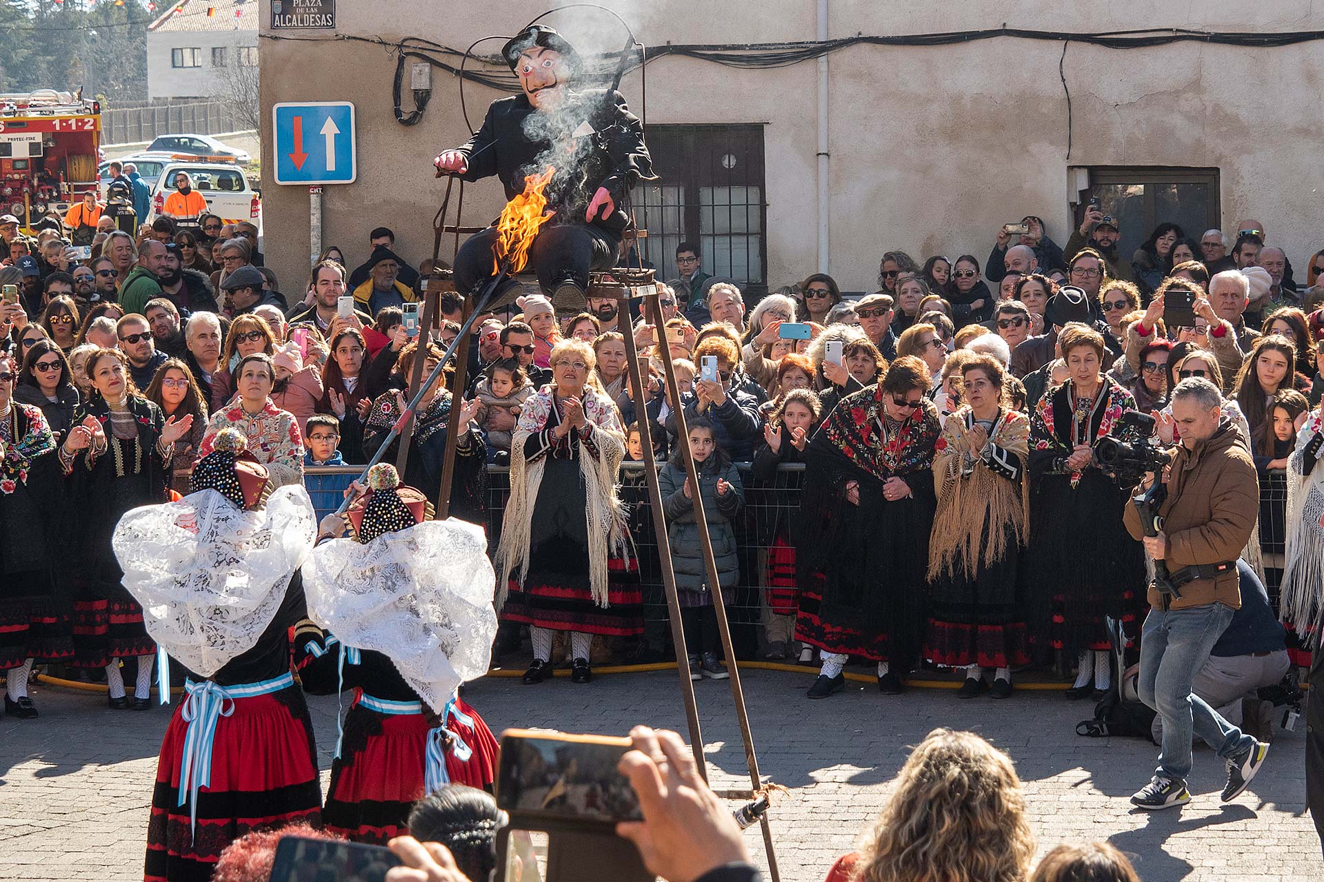 Quema del 'pelele' en la plaza de las Alcaldesas de Zamarramala, ayer domingo. / E. A.