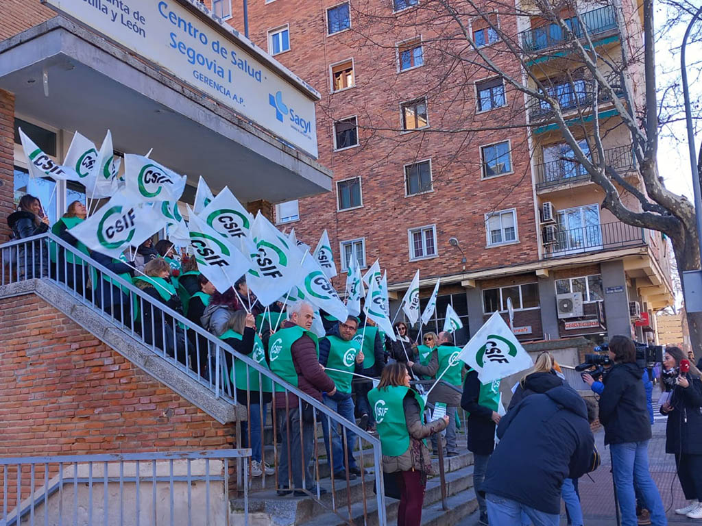 Concentración en el Centro de Salud 'Segovia I'. / EL ADELANTADO