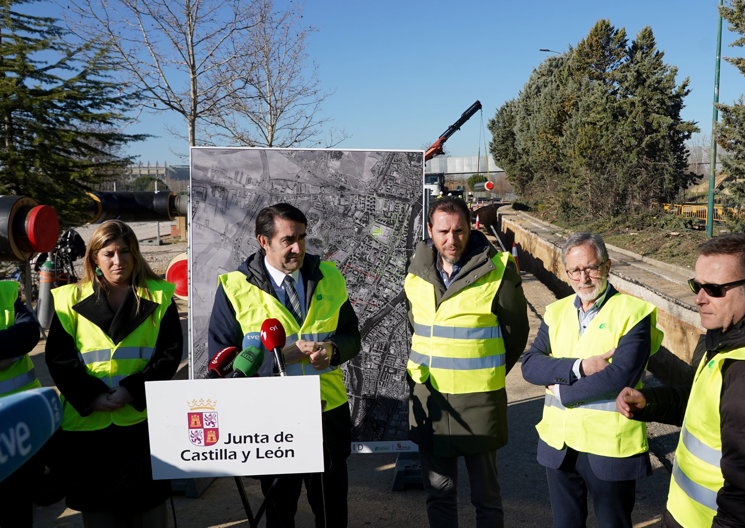 Suárez-Quiñones y el alcalde de Valladolid, Óscar Puente, visitan las obras de la red de calor en la ciudad.