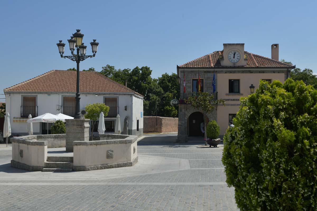 Ayuntamiento de Otero de Herreros al fondo a la derecha de la imagen.