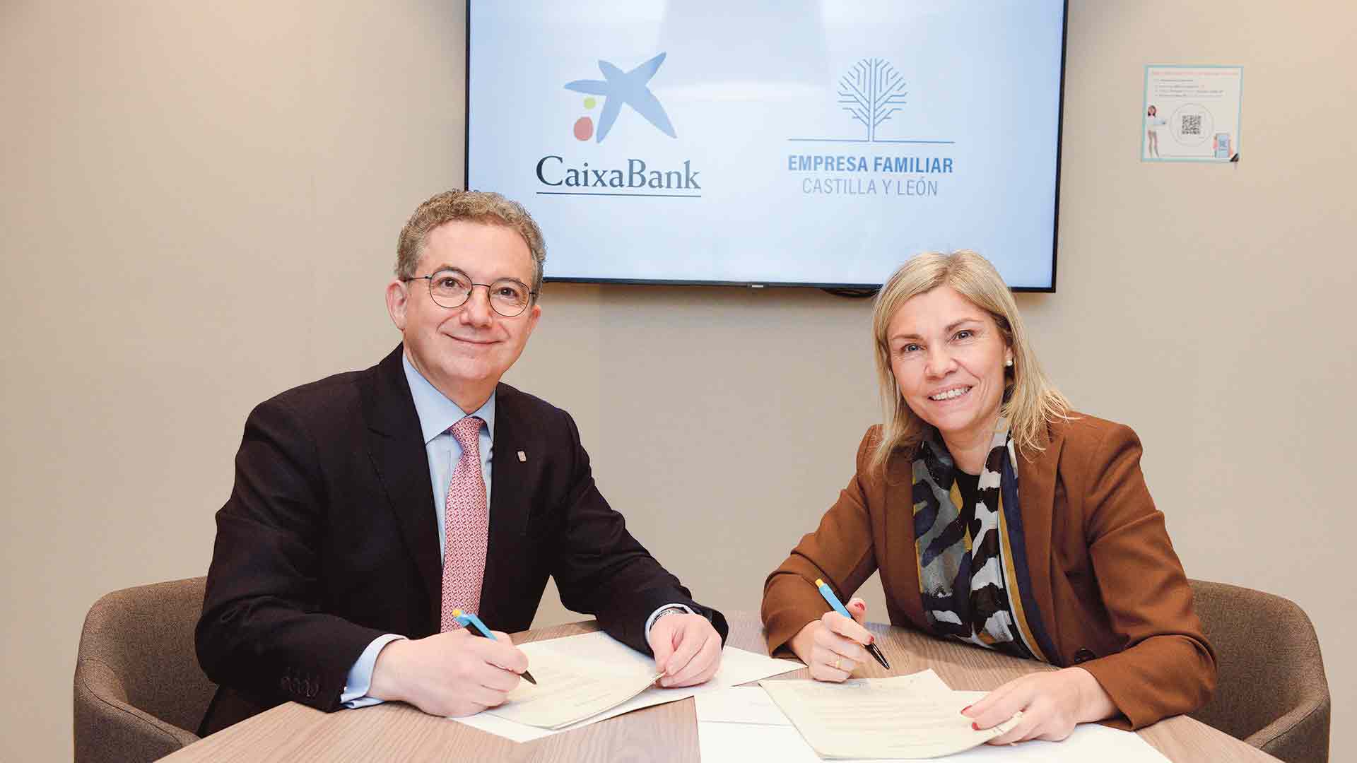 Pedro Palomo y Belén Martín, durante la firma del acuerdo.