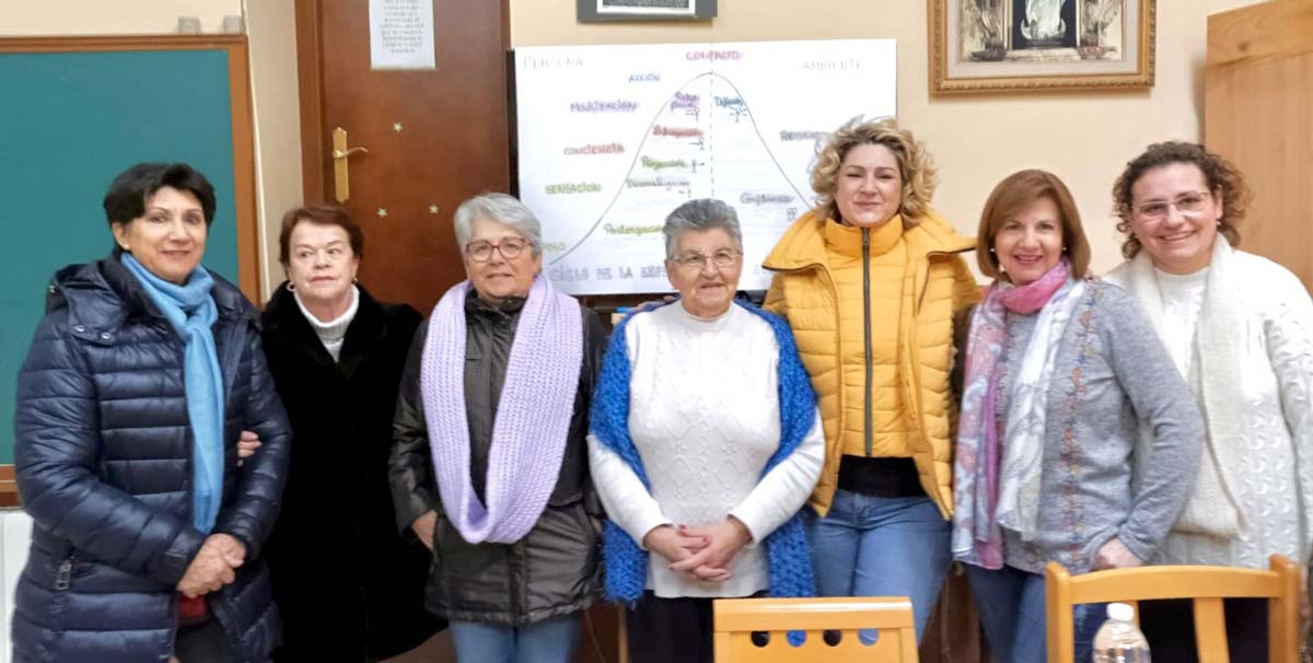 Emma Benavente junto a la Junta Directiva de las Amas de Casa.