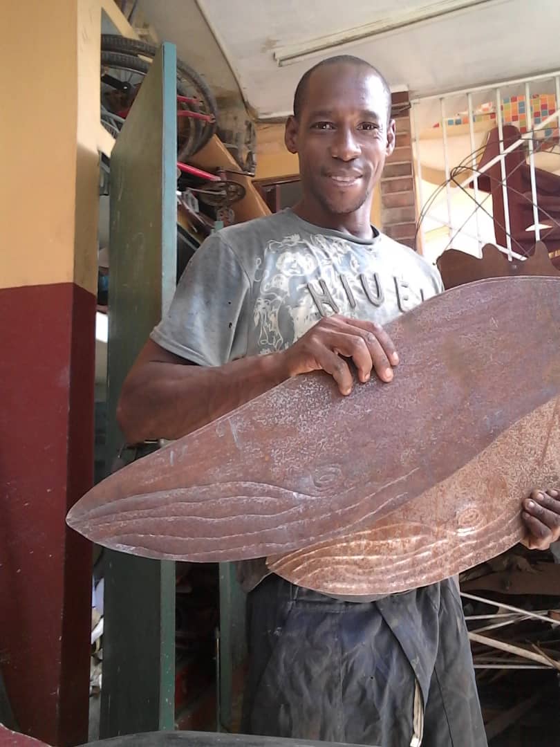 Frank Baró lleva 27 años moldeando el metal con el que crea distintas figuras artísticas.