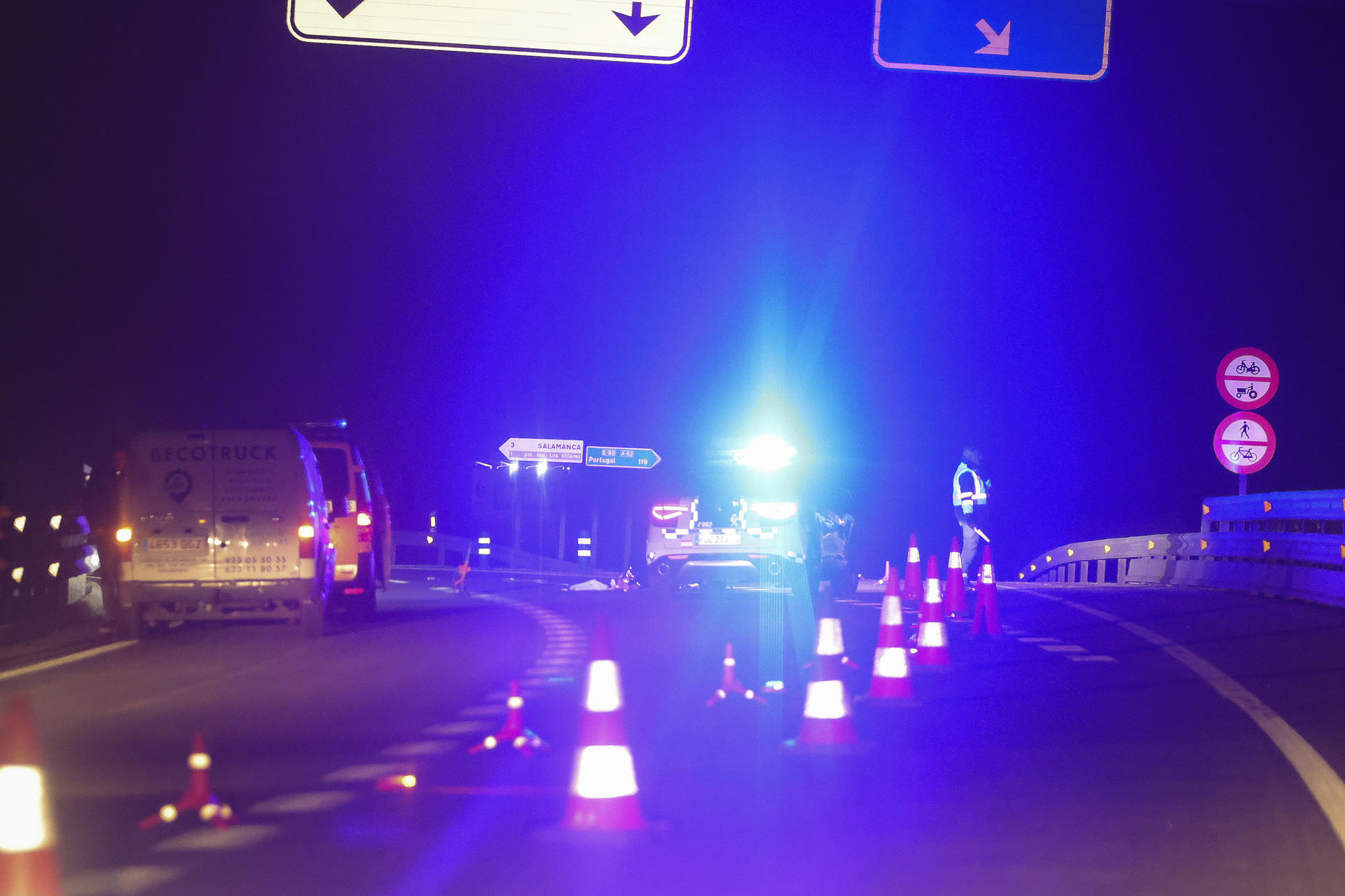 Vista del lugar del accidente donde ha fallecido el jueves Estela Domínguez, corredora de 19 años, en la N-620 en Salamanca. EFE/J.M. García