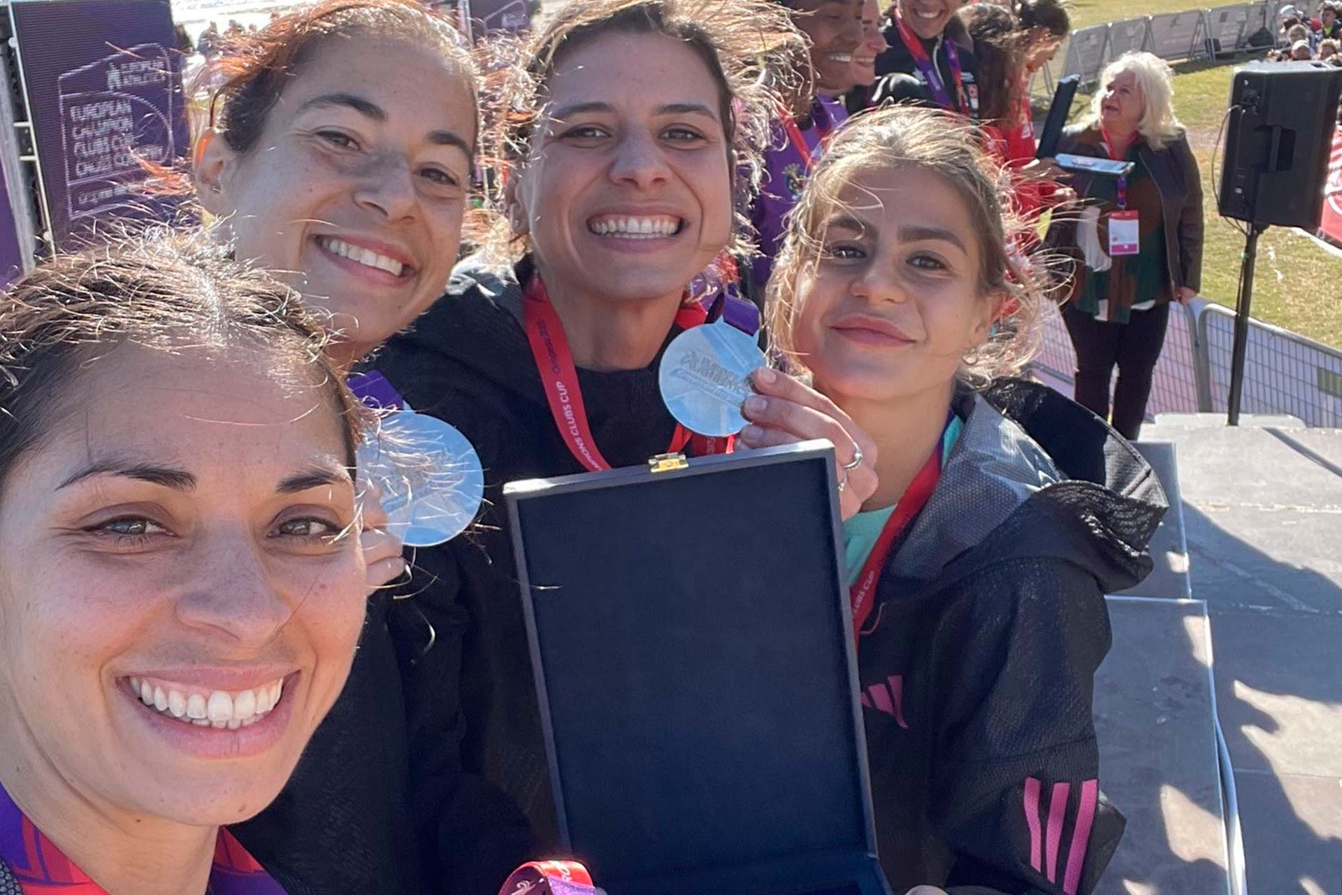 Águeda Marqués (d) con sus compañeras del Adidas en el podio de la Copa de Europa de Cross./ M. GALIMANY