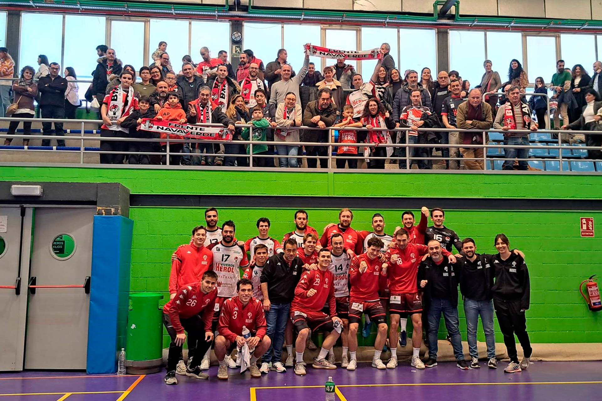 El equipo del Viveros Herol Nava, junto a los aficionados que se desplazaron hasta Boadilla./ BM. NAVA