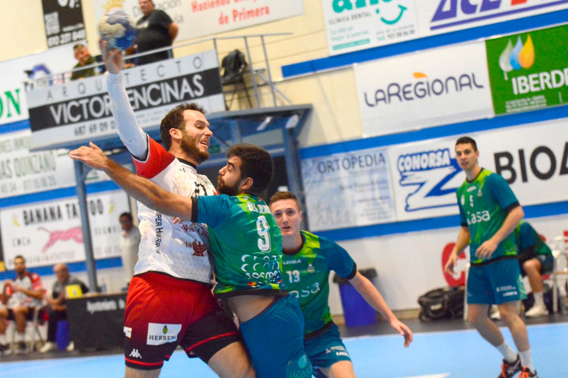 Darío Ajo lanza desde los seis metros./ AMADOR MARUGÁN