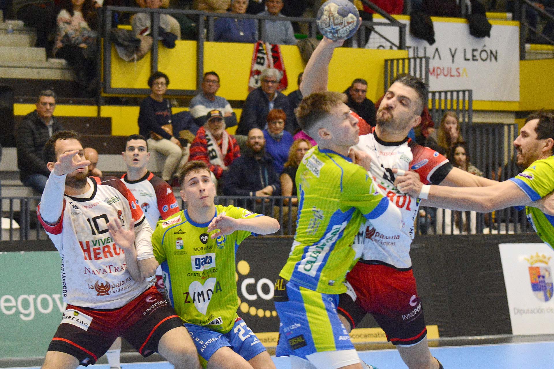 Roberto Pérez fuerza el lanzamiento ante la oposición de un rival en el encuentro frente al Zamora./ AMADOR MARUGÁN