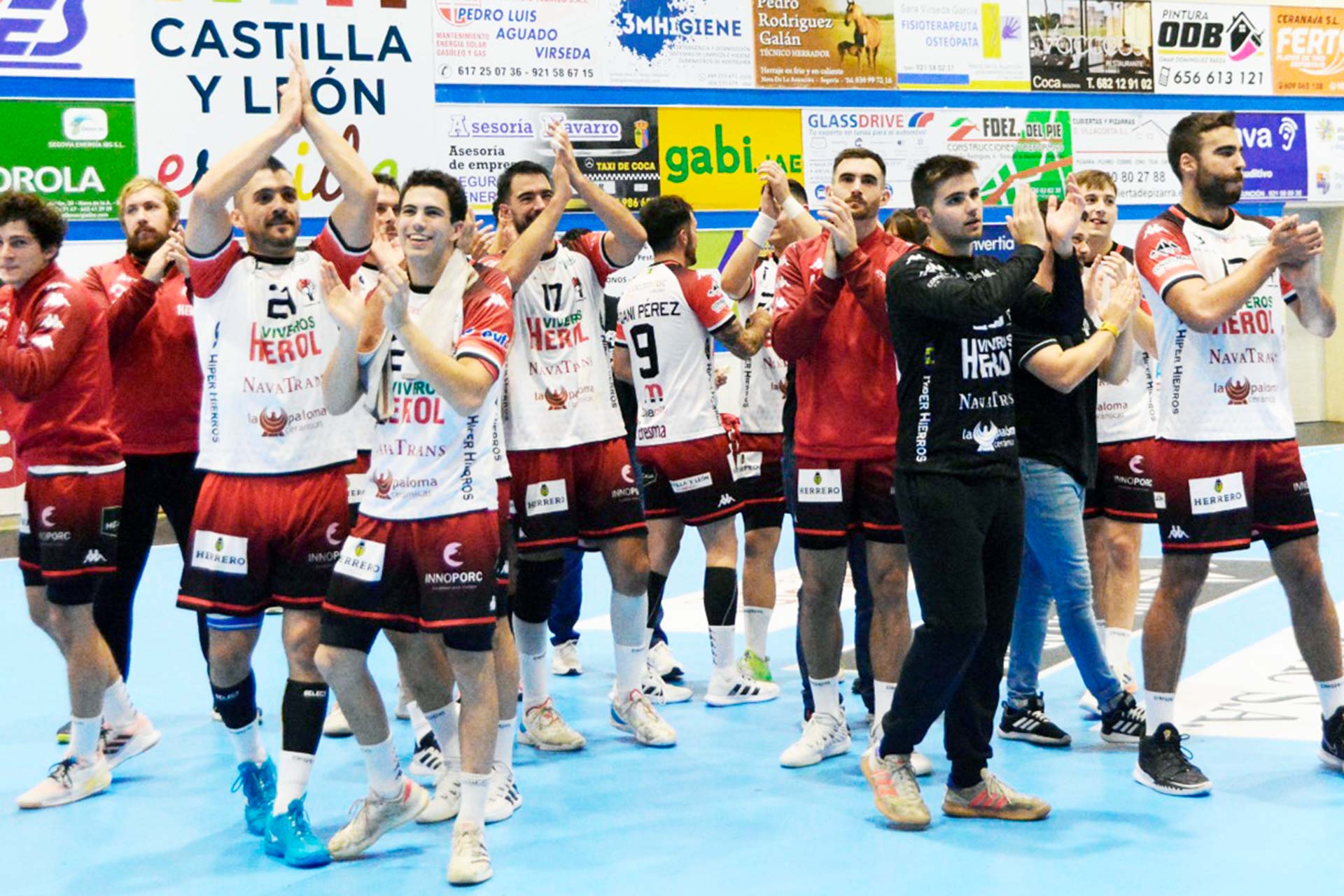 Los jugadores del Viveros Herol Nava saludan a los aficionados tras ganar al Ikasa Boadilla en la ida./ AMADOR MARUGÁN