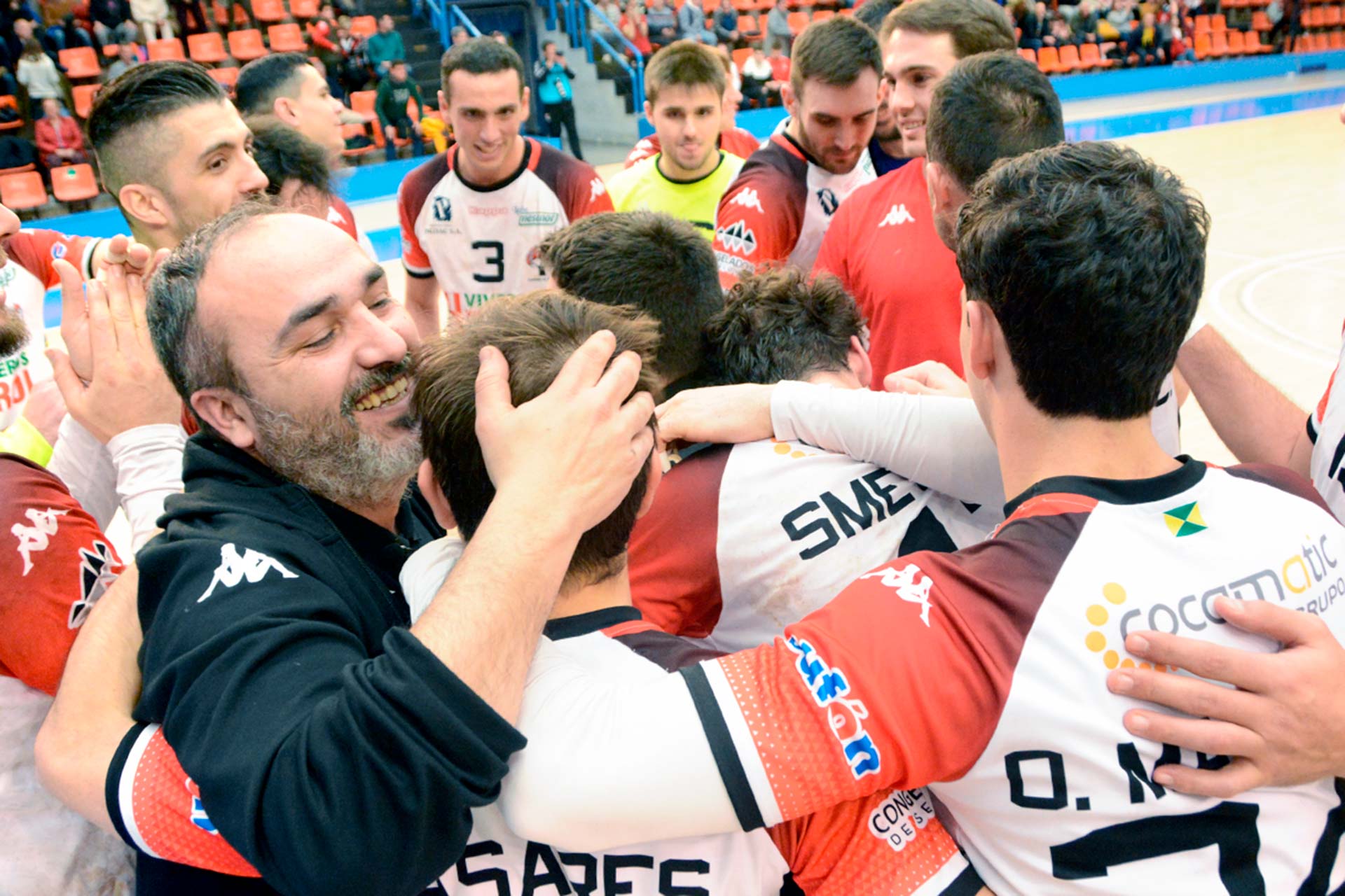 Jugadores y cuerpo técnico del Balonmano Nava se abrazan tras certificar su victoria. / AMADOR MARUGÁN