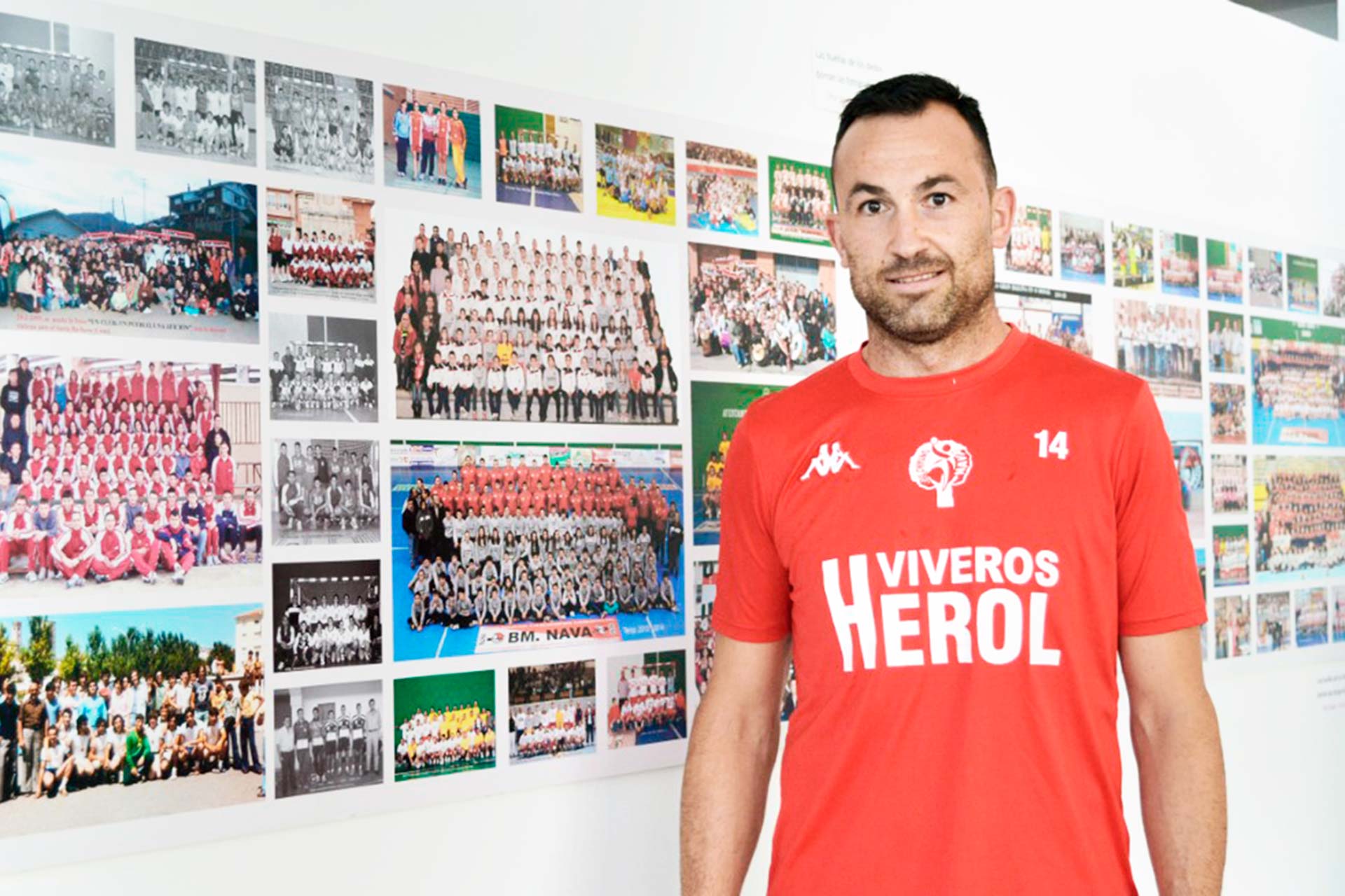 Carlos Villagrán, junto a uno de los paneles que refleja la historia del Balonmano Nava./ AMADOR MARUGÁN