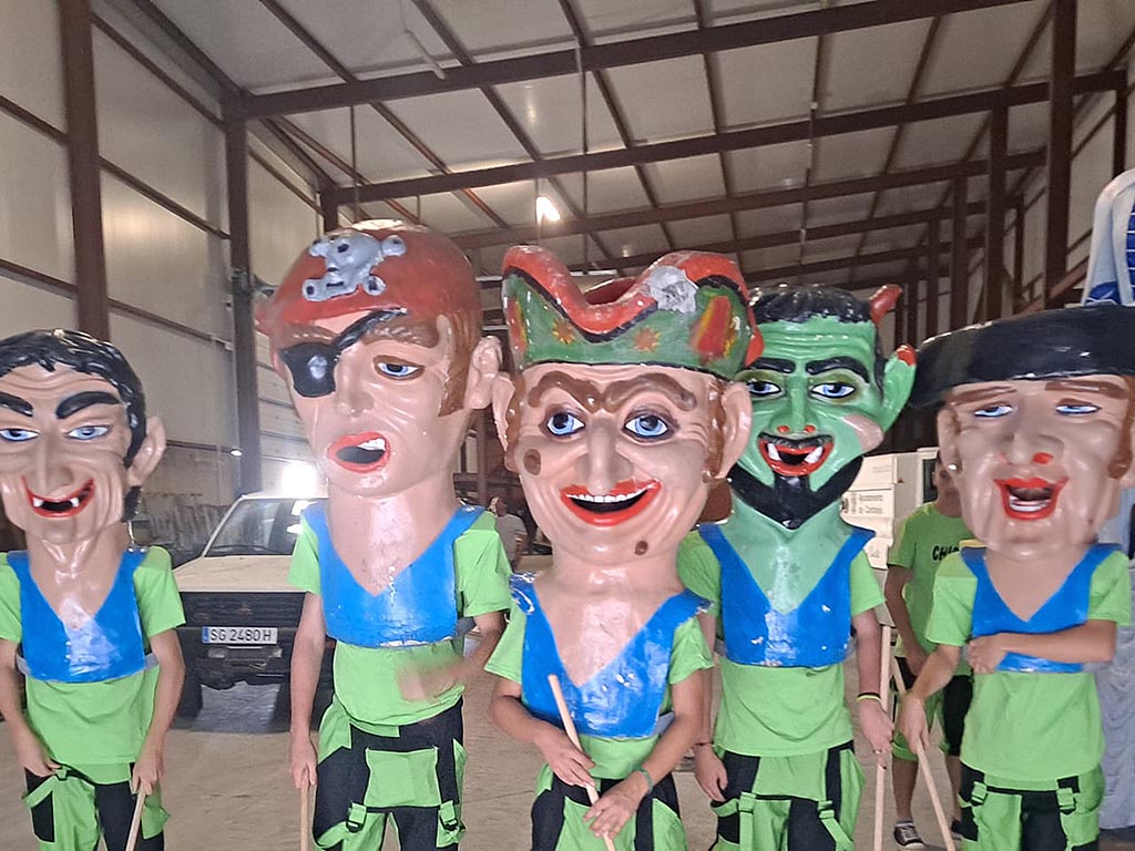 cantalejo fiestas Los cabezudos antes de su recorrido